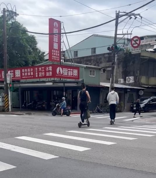 林書豪、林書緯穿越馬路時,有民眾正好在過斑馬線。(讀者提供)