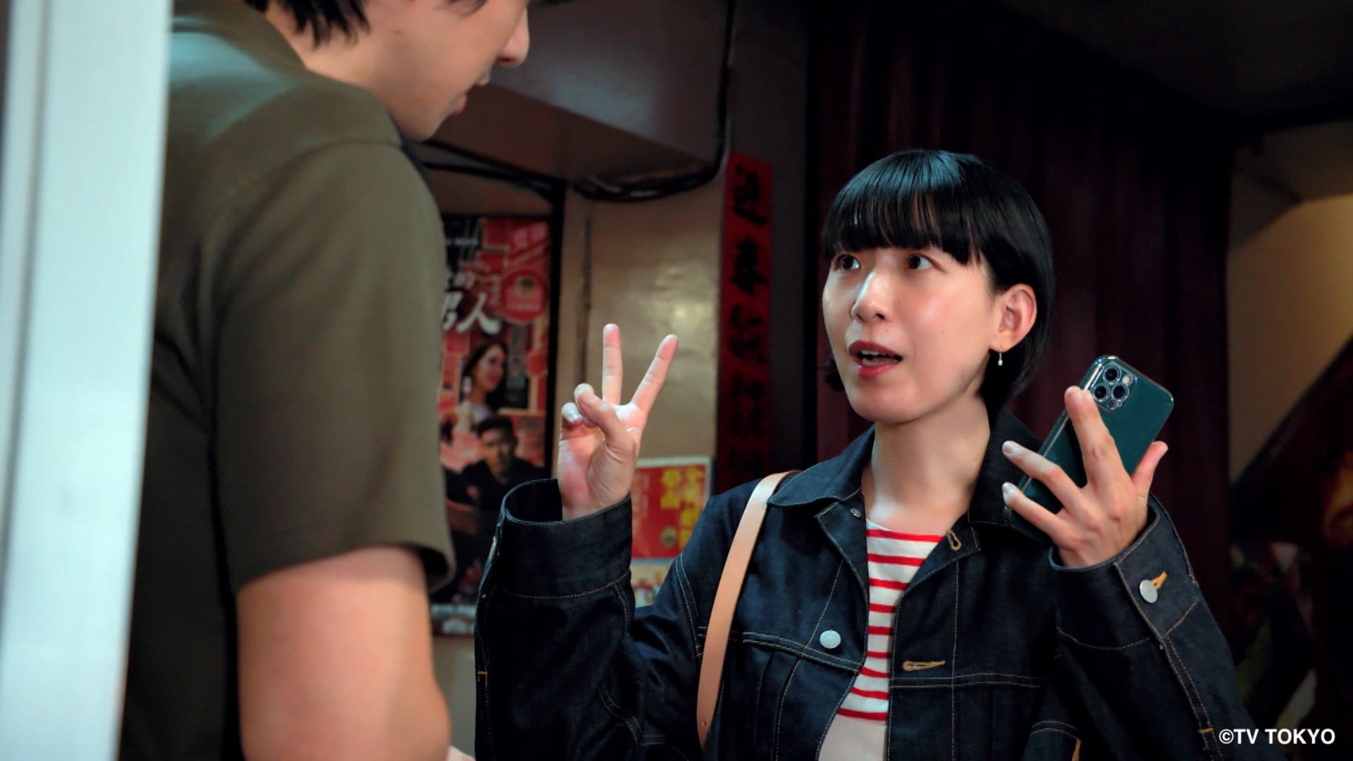 《獨活女子的守則4》中江口德子(右)和傅孟柏用簡單英文和日文溝通,更接受他的推薦到高雄吃海鮮粥。(Hami Video提供)