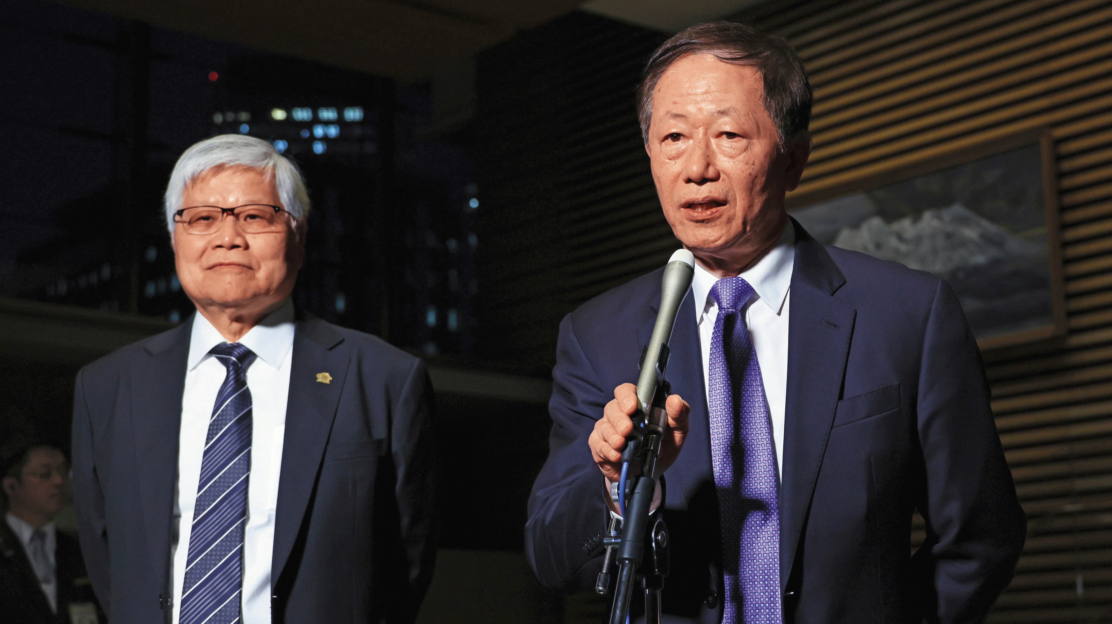 台積電董事長劉德音（右）和總裁魏哲家（左）拜會日本首相岸田文雄，感謝日本政府對熊本廠的支持。（達志影像）
