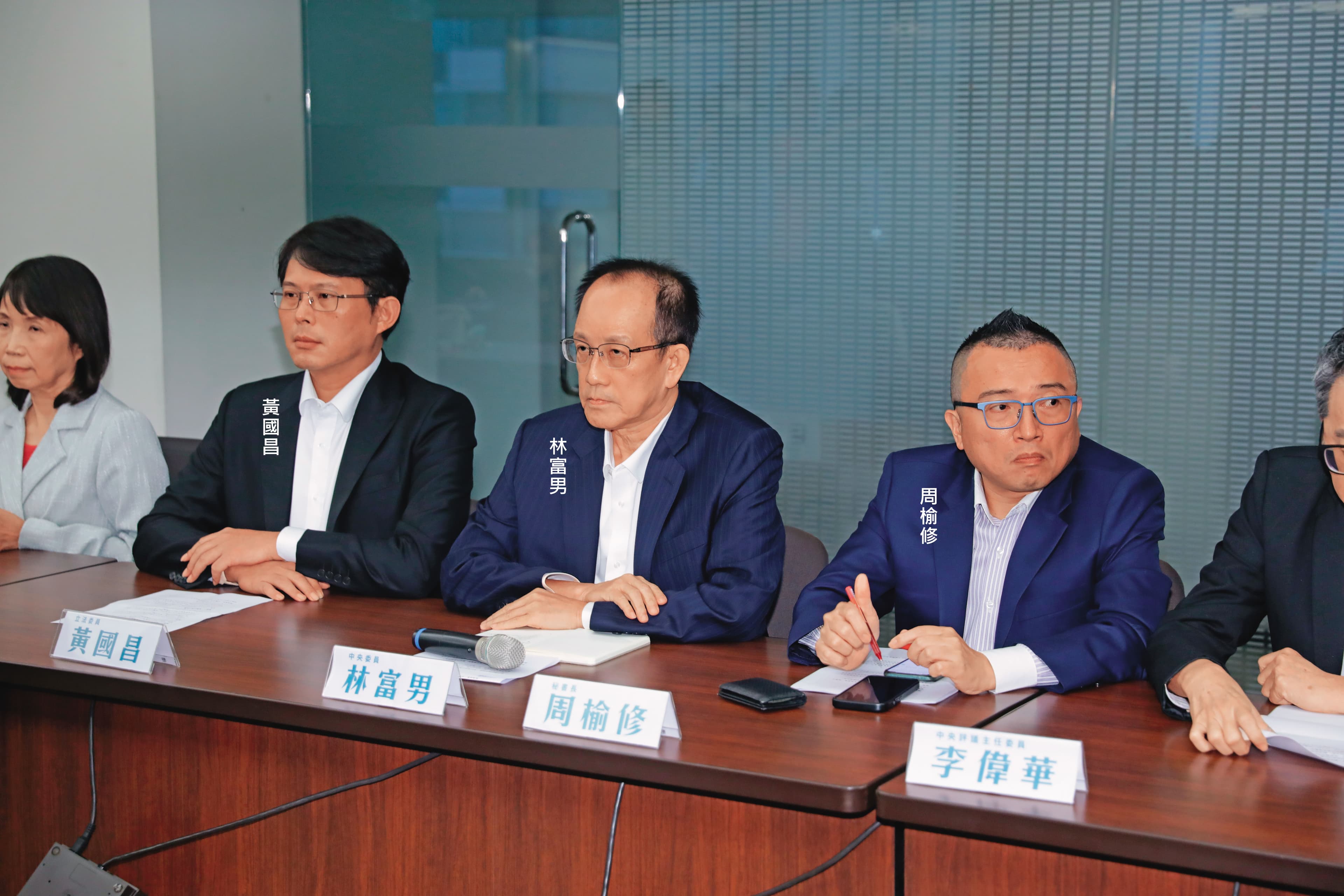 柯文哲本週起訴,上週獲准將辭職聲明交給民眾黨祕書長周榆修,黨內大老林富男及立委黃國昌已開會因應。