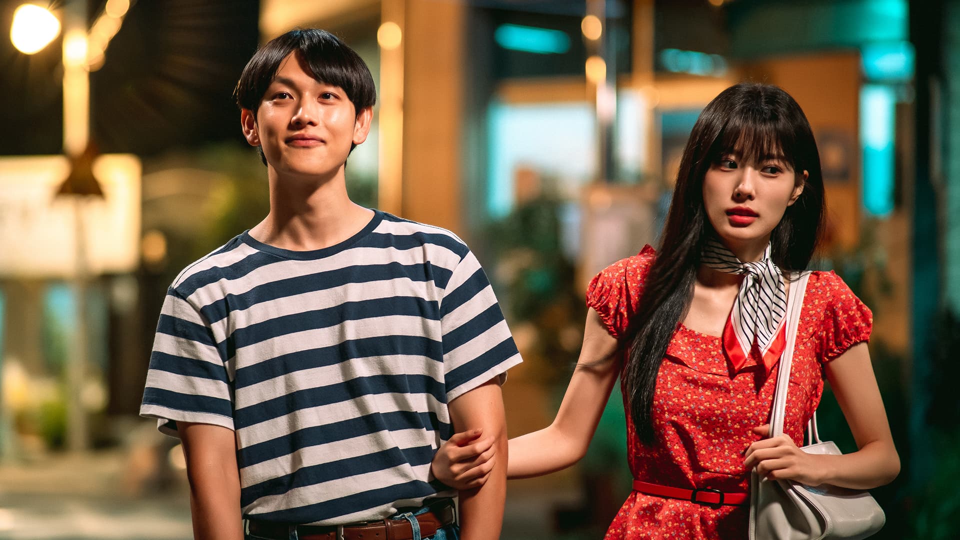姜惠元(右)與任時完合演《少年時代》,她飾演擁有不同面貌的校花。(龍華電視提供)