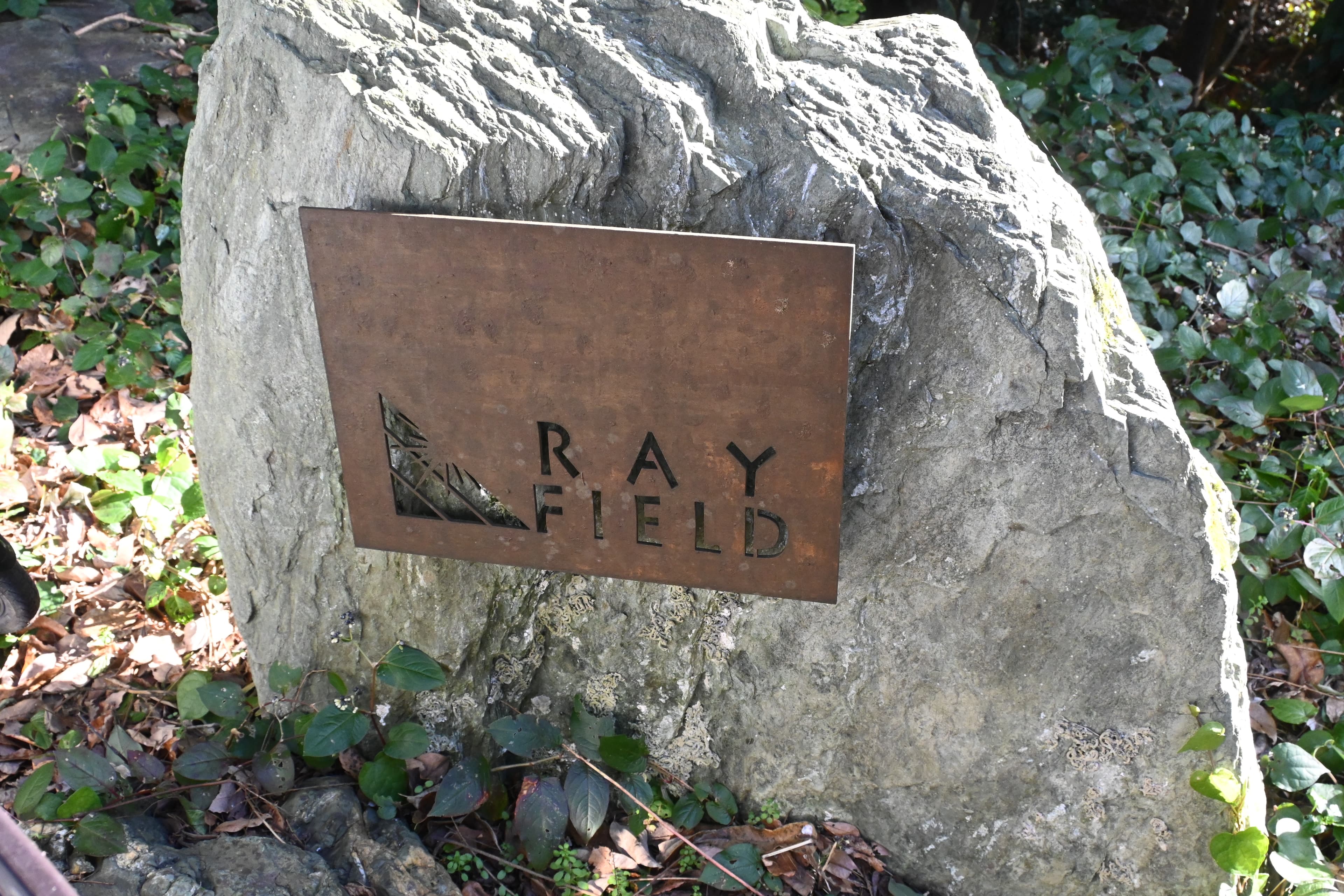 看到入口的路標「RAY FIELD」,觀景台就在不遠處。
