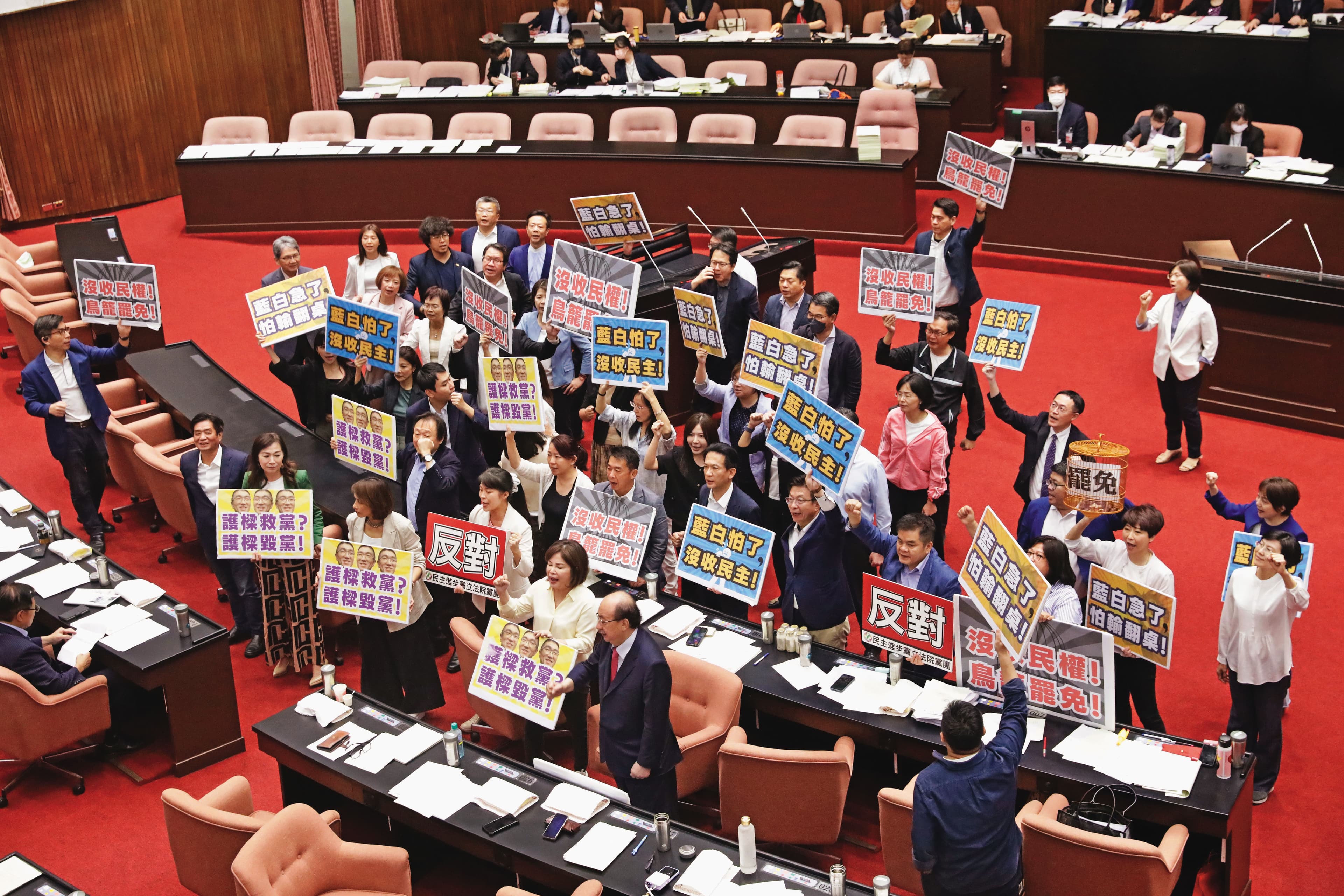 朝野為選罷法再爆激烈衝突，藍營2次攻防都居下風，最後挾人數優勢逕付二讀。