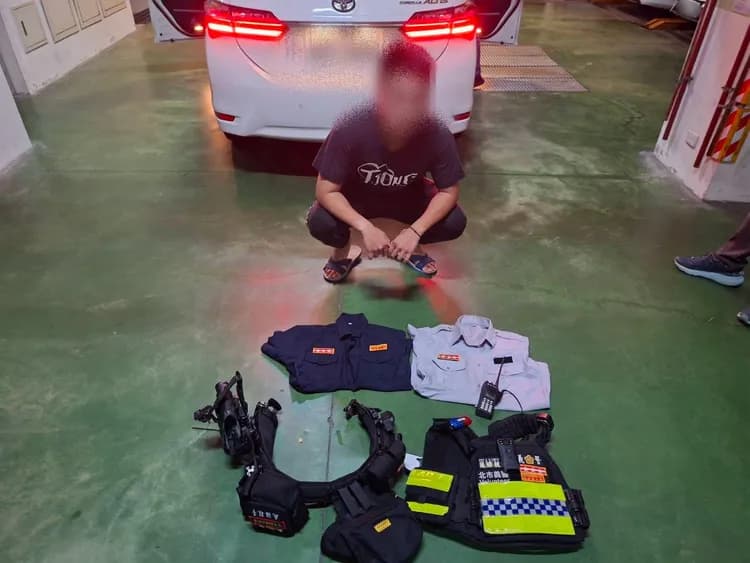 陳姓男子疑似從網路購得仿製警察制服及配件,自稱「懷有警察夢」,竟闖入火場指揮交通。(翻攝畫面)