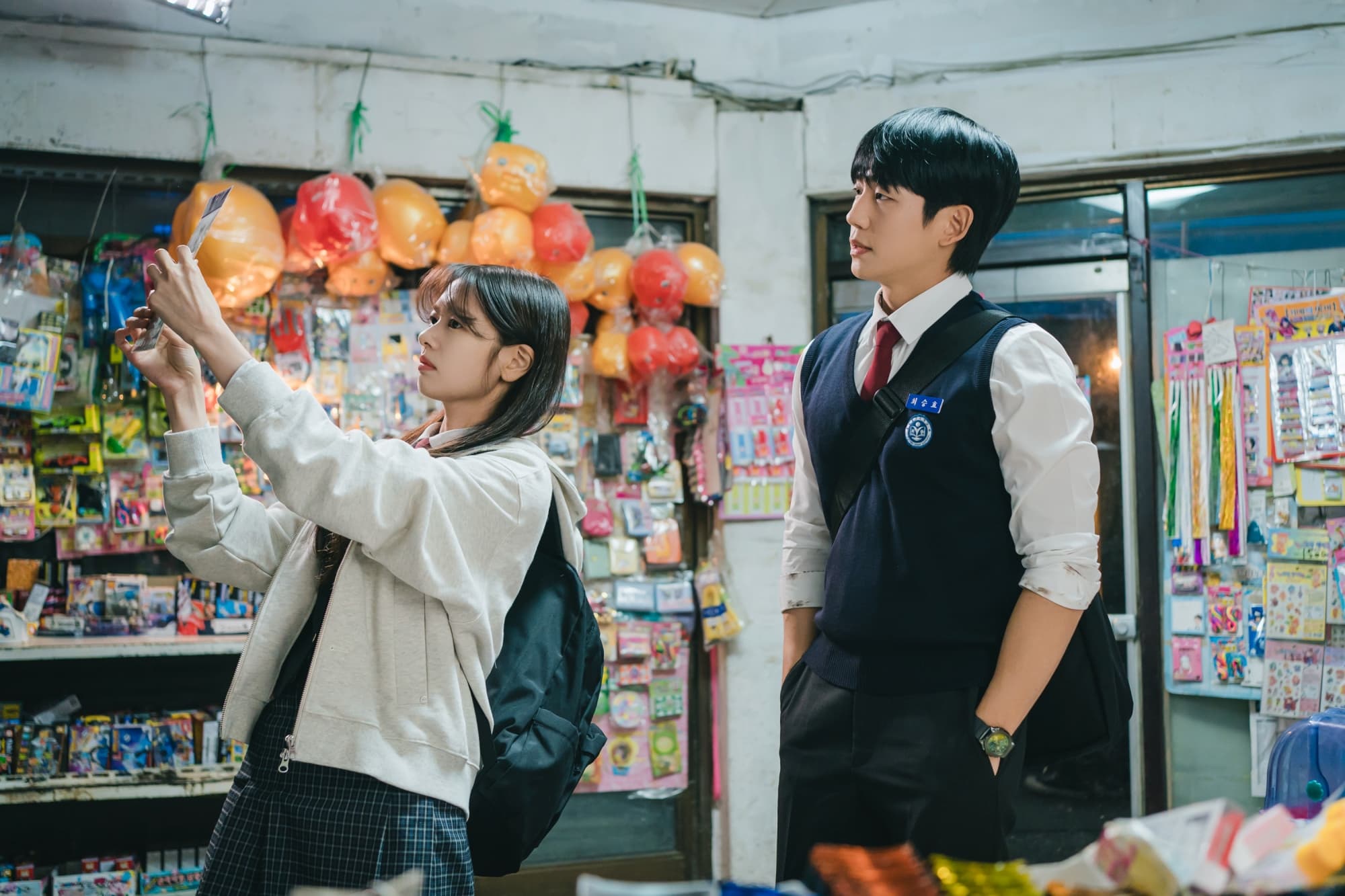 36歲的丁海寅在Netflix《媽媽朋友的兒子》穿上高中校服也不違和。(Netflix提供)