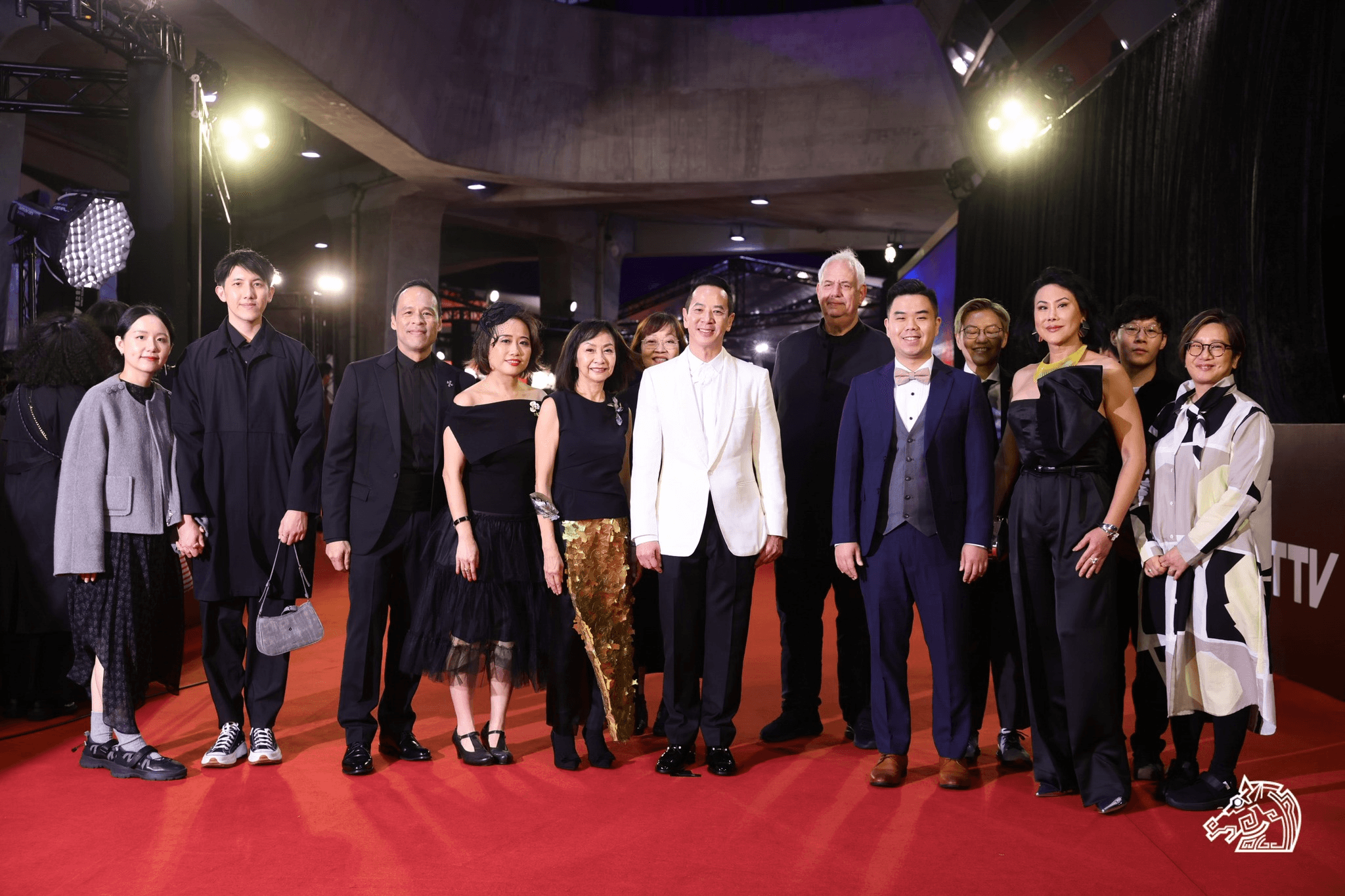 楊曜愷(前排右三起)率《從今以後》演員區嘉雯和其他劇組人員出席本屆金馬獎頒獎典禮。(金馬執委會提供)