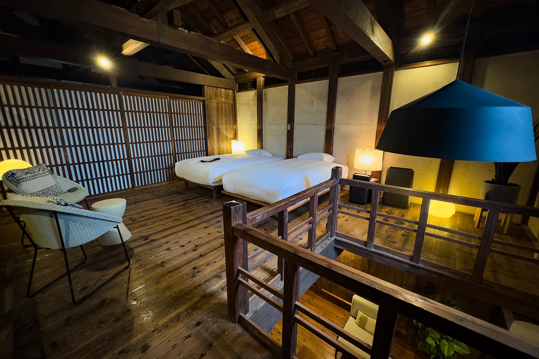 YATA棟102號房由棉製品倉庫改建，入口仍使用南京鎖，天花板保留昔日滑輪痕跡。