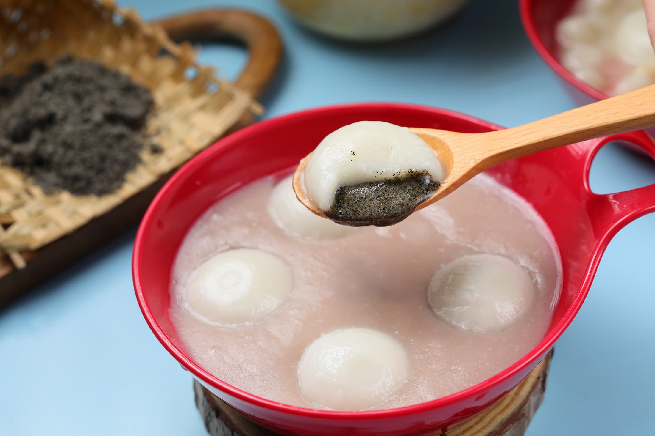「冰火芋泥芝麻湯圓」能一次獲得芝麻與芋泥兩種招牌甜點交融的雙重享受。(100元/份)