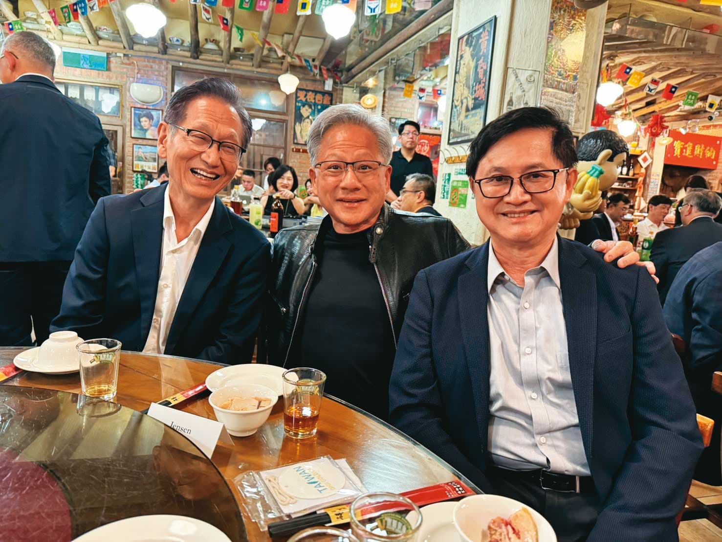 黃仁勳(中)提前來台參加電腦展,宴請華碩董事長施崇棠(左)以及和碩董事長童子賢(右)等科技業大老闆。(讀者提供)