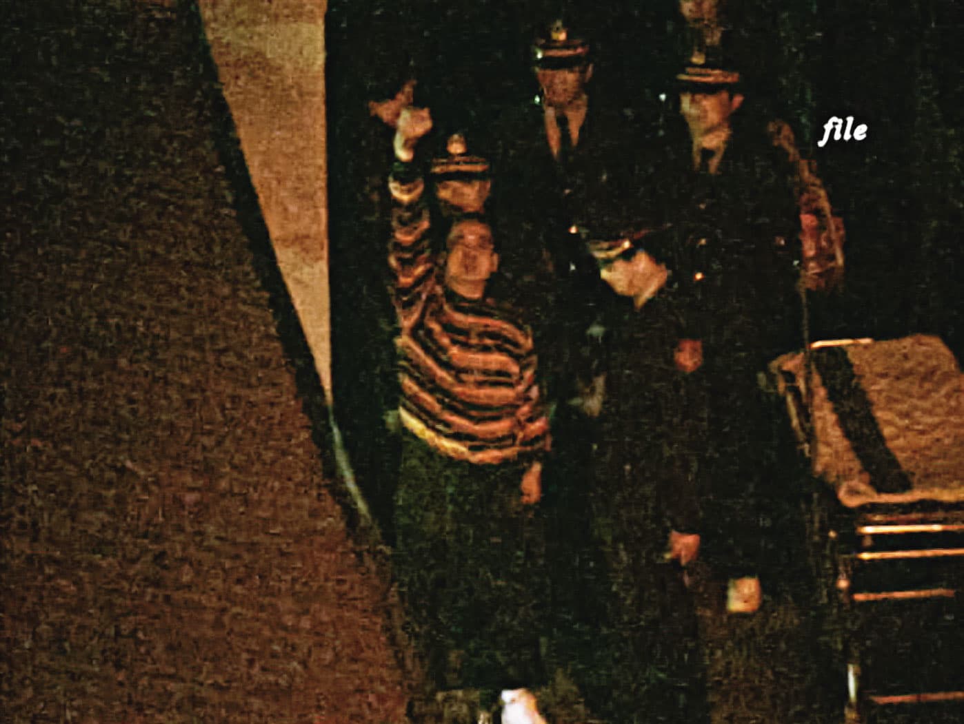 劉煥榮走進刑場前握拳舉手大喊:「中華民國萬歲!我對不起國家!對不起社會!」(東森新聞提供)