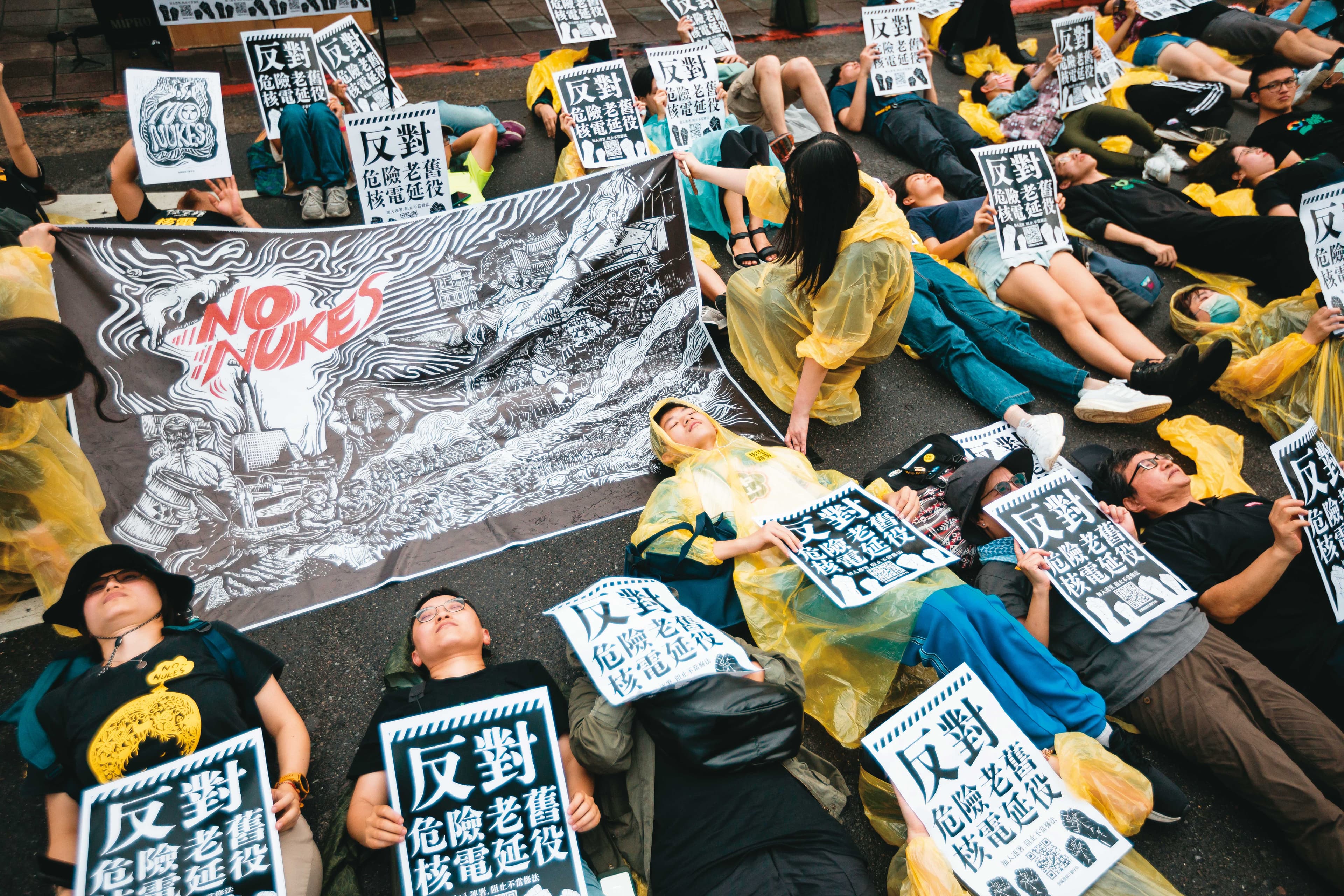今年4月,環團在立法院前播放核災警報, 模擬核災場面,認為核三機組運轉超過40年,會有安全風險。
