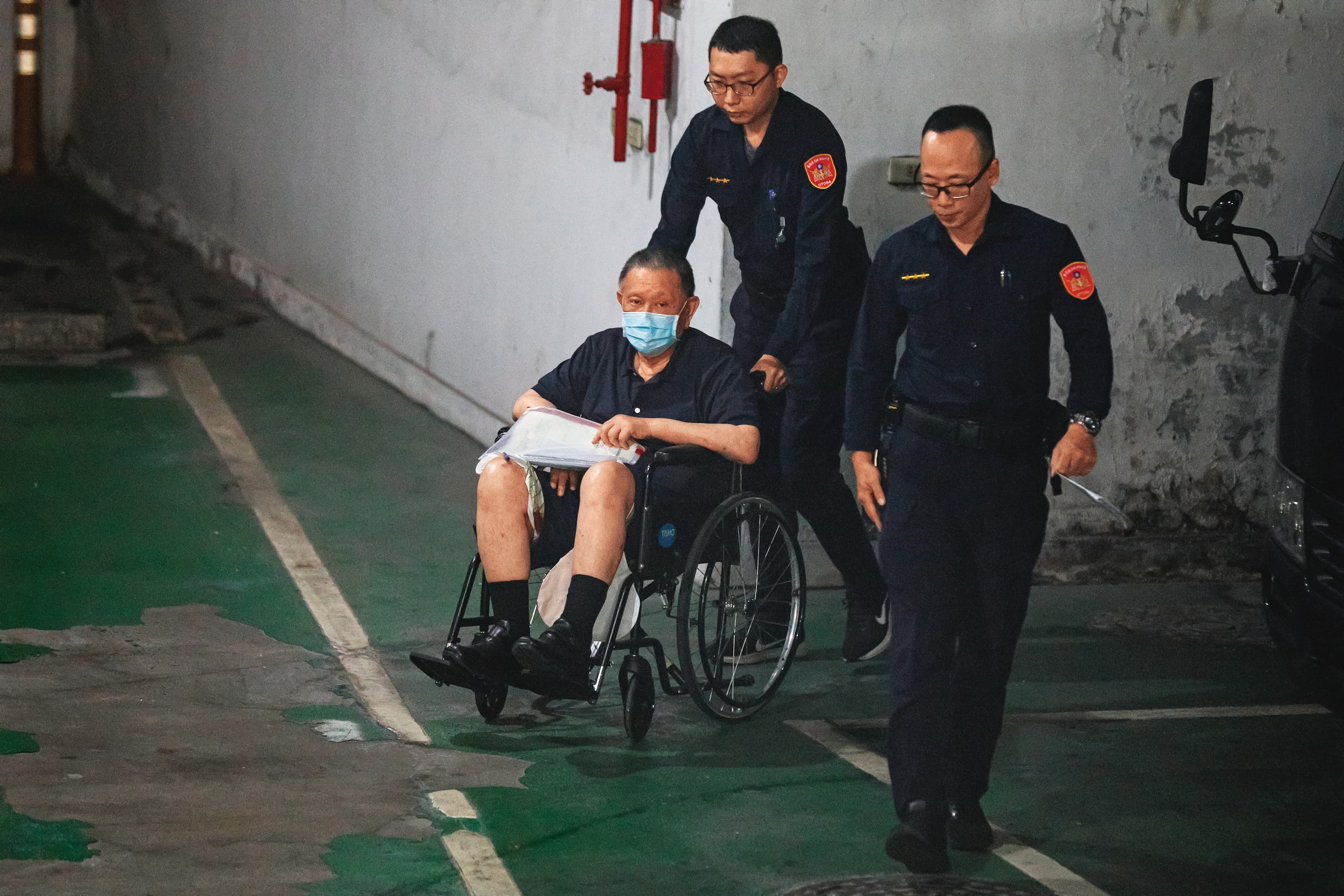 威京集團主席沈慶京(左)行使緘默權,強調自己是遭司法迫害。