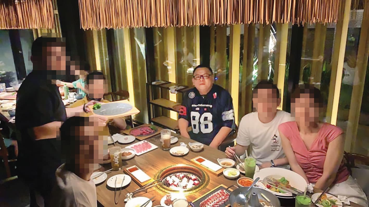 葉仁豪(中)常貼與友人聚餐照片,打造人脈廣闊的人設。(翻攝葉仁豪臉書)