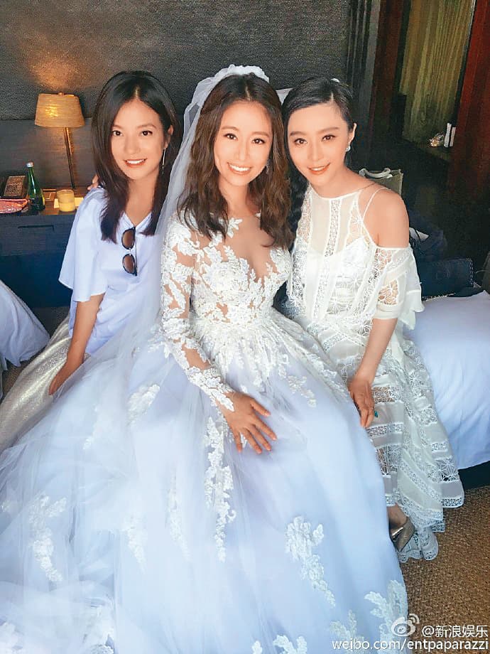 林心如(中)2016年結婚時已懷孕,難怪「來勢胸胸」,當時《還珠格格》難得合體。左為趙薇、右為范冰冰。(翻攝自網路)