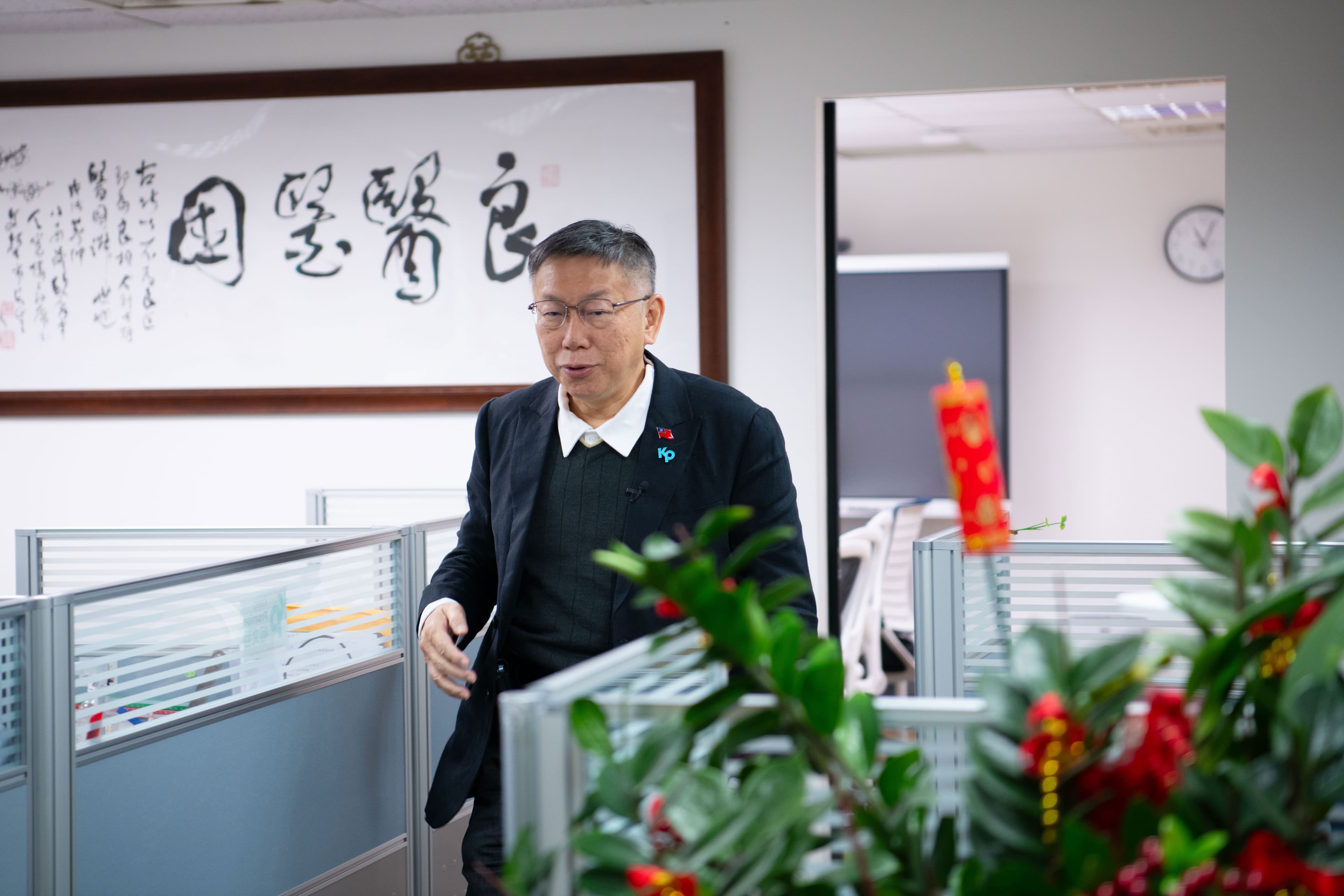 外科醫生出身的柯文哲,競選辦公室內掛著「良醫醫國」。他自認相比賴清德,他才具備醫生的性格。