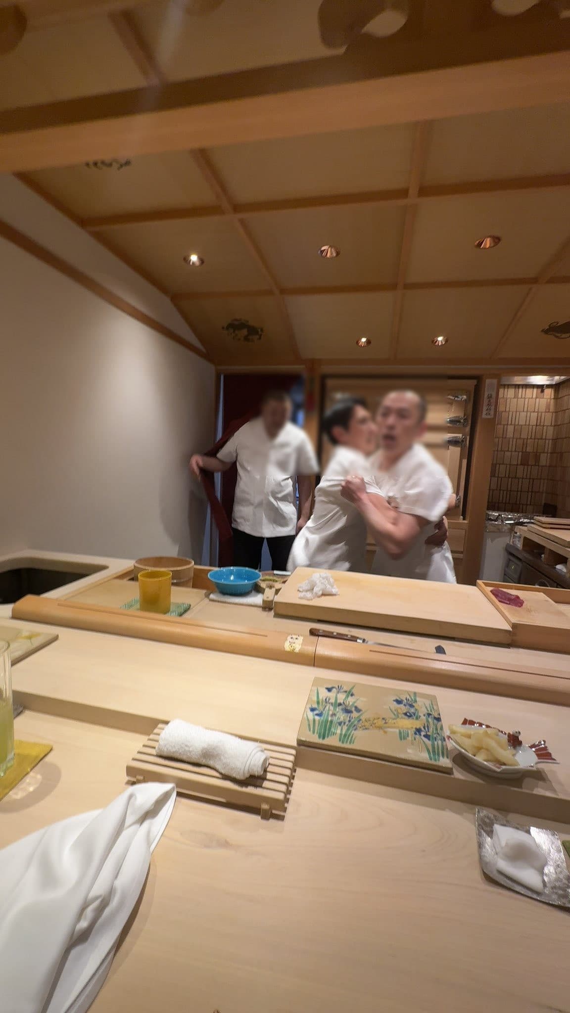 這名日料師傅被控企圖出拳打顧客。(翻自X平台)