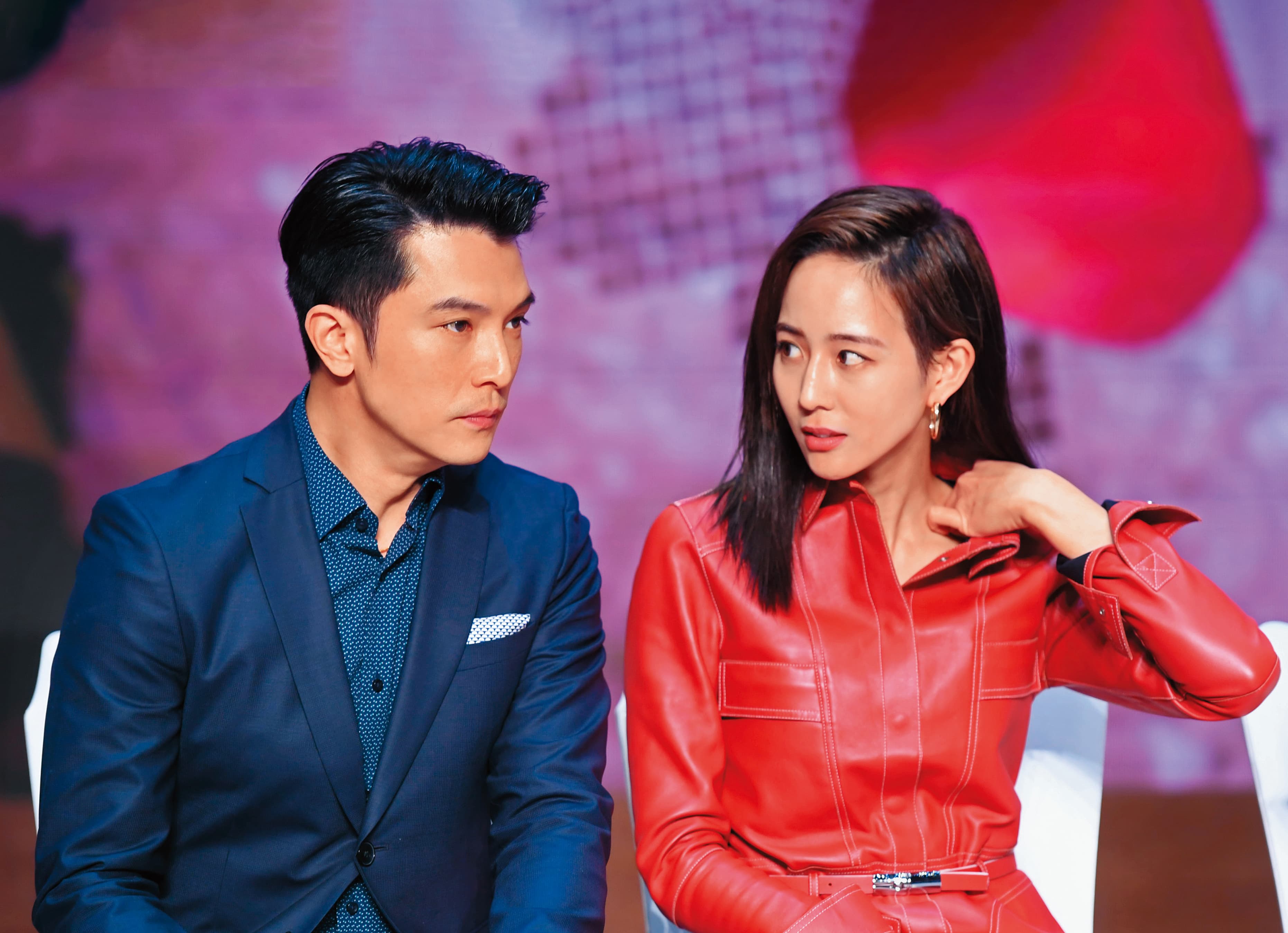 2020年,邱澤(左)、張鈞甯(右)出席劇集《唐人街探案2》首映,他們2019年因此劇擦出火花,但男認愛、女打臉讓關係變得尷尬;更妙的是該戲導演就是柯汶利。(東方IC)