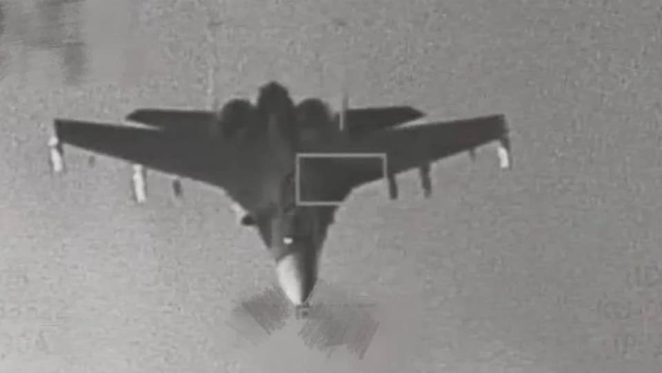 我空軍F-16戰機監控中共殲16戰機畫面。(國防部提供)