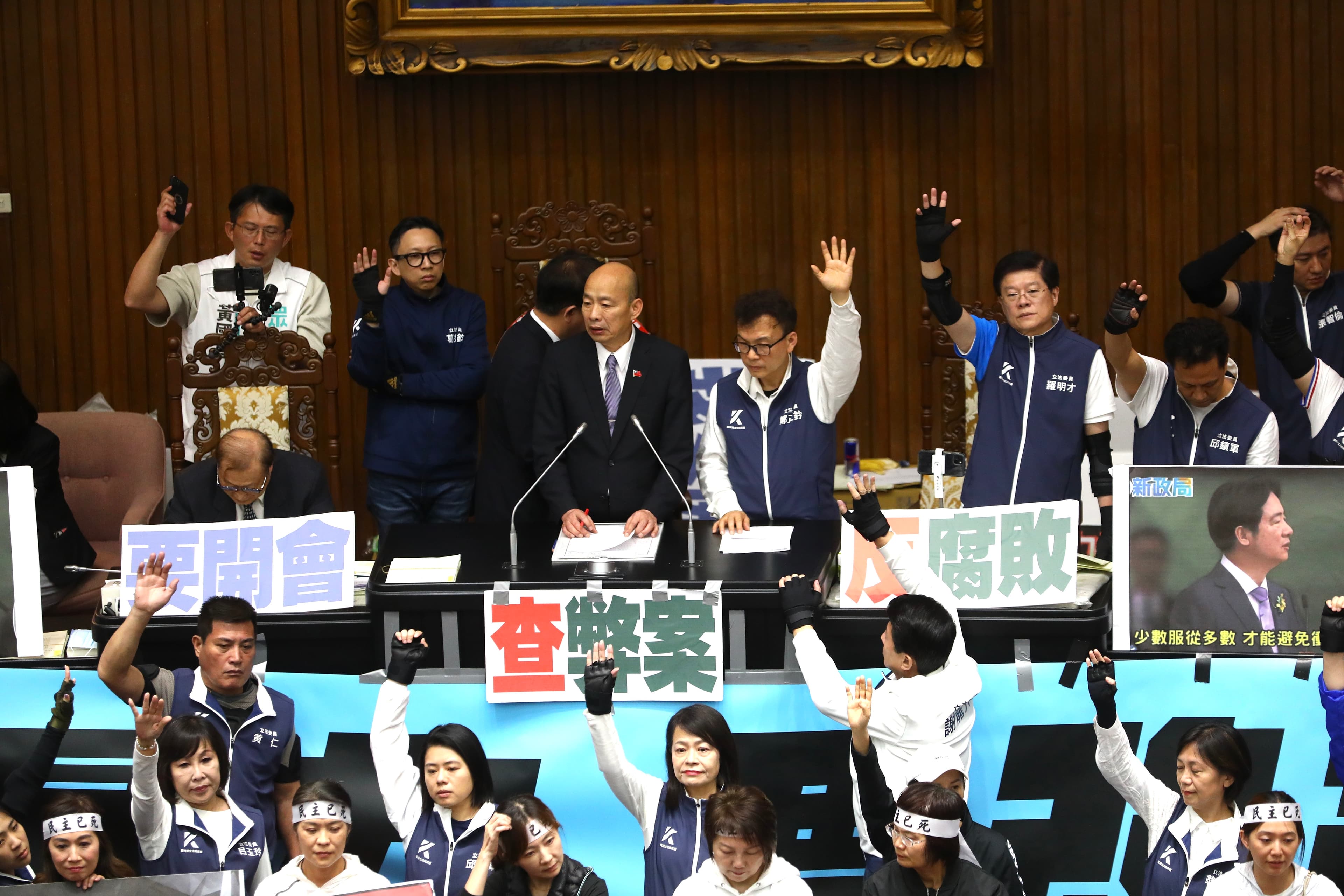 藍白以人數優勢,採舉手表決的方式通過法案。