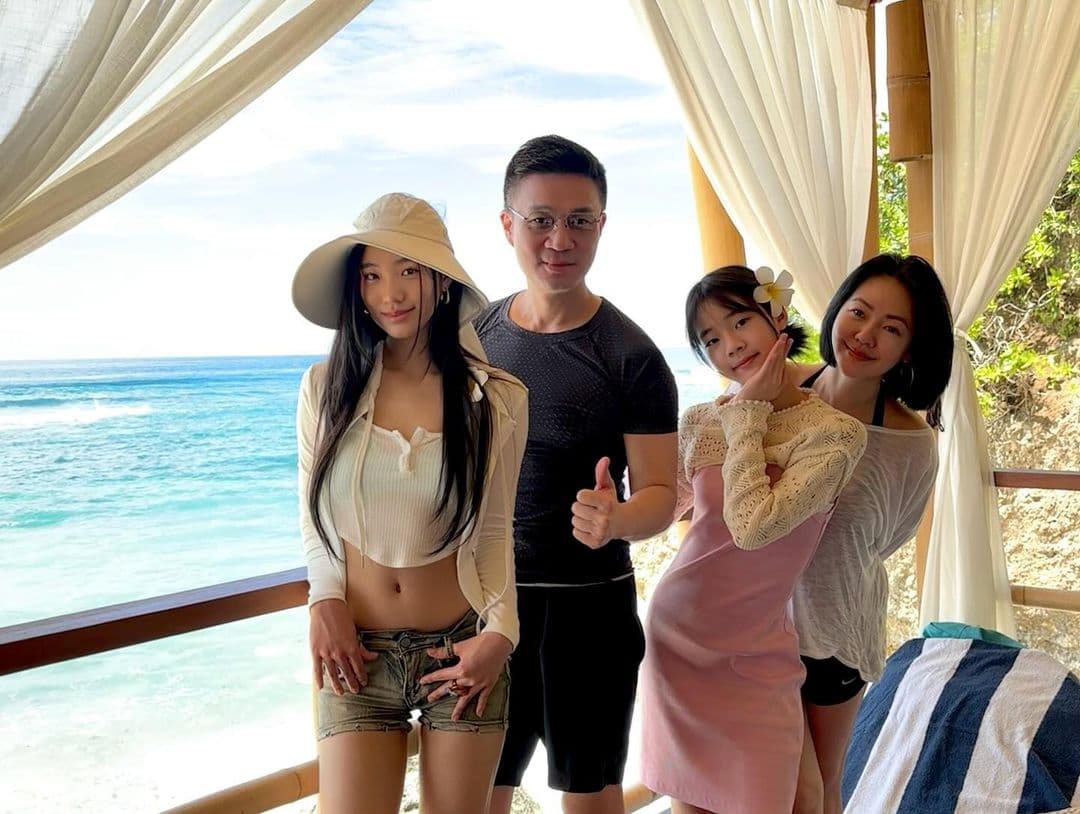 小S近日和家人到海邊度假,女兒的美貌引起關注。(翻攝自小S IG)