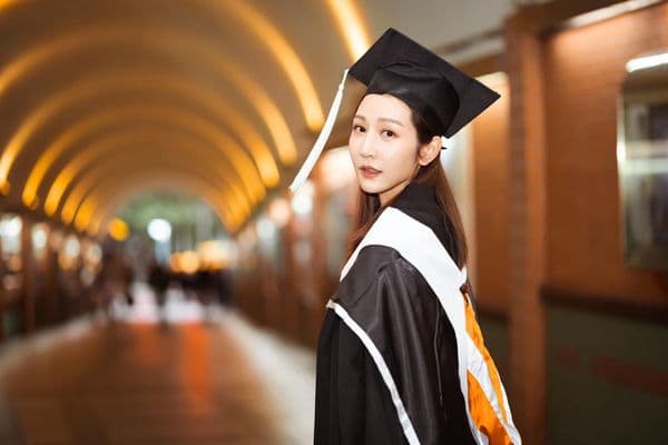 曾莞婷穿上碩士服在世新校園拍照留念。(翻攝自曾莞婷臉書)