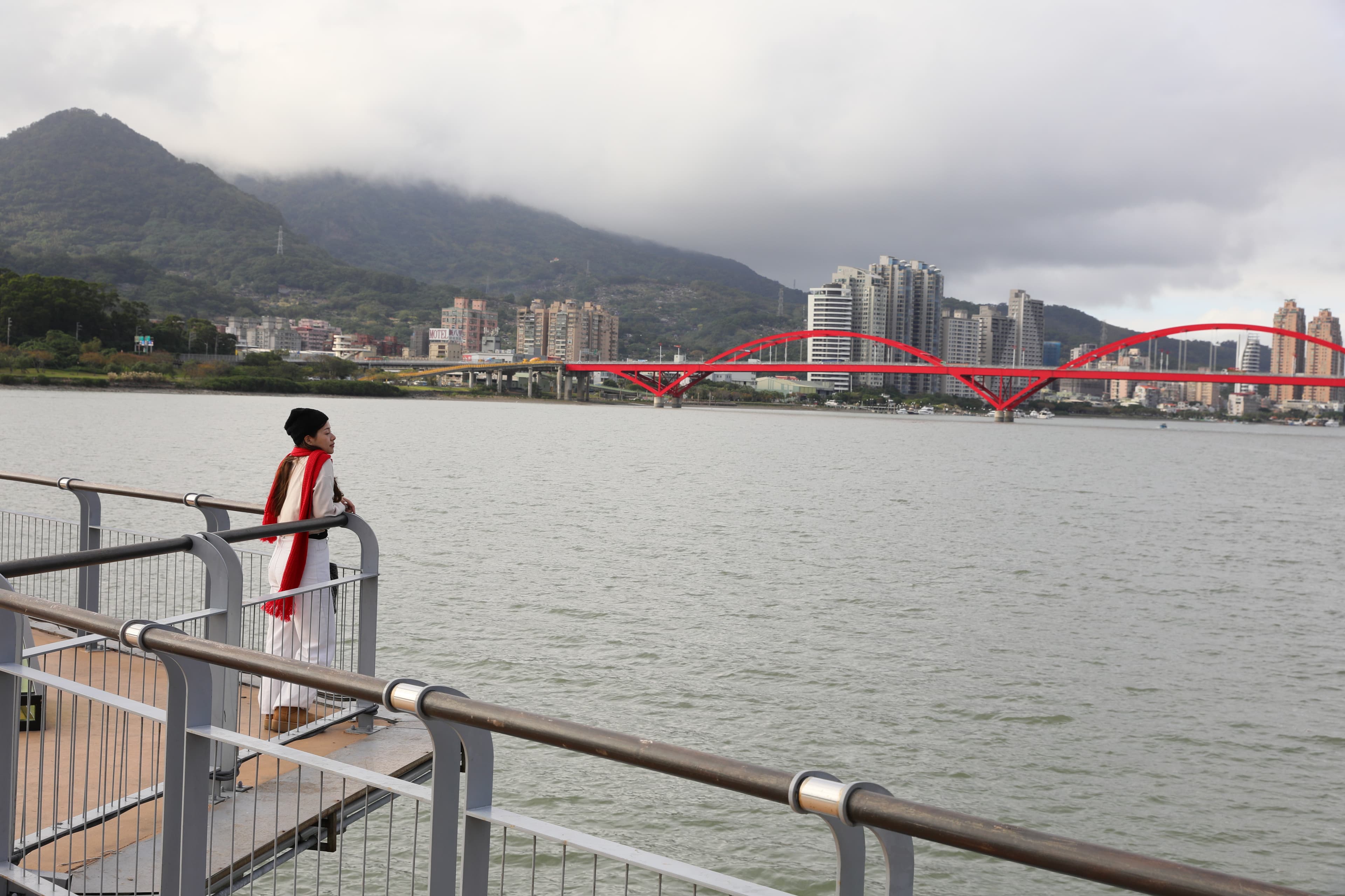 關渡碼頭貨櫃市集就位在關渡碼頭旁,可眺望船隻行經與關渡大橋美景。