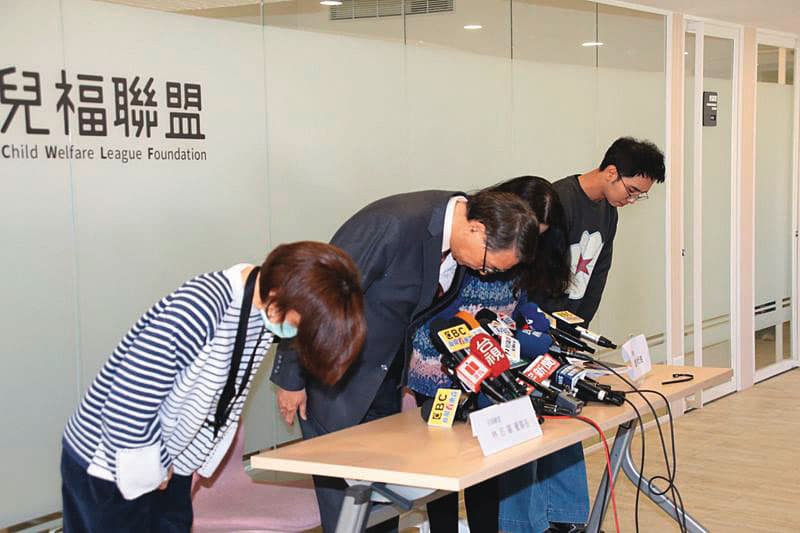 剴剴遭虐死後,承辦託育計畫的兒福聯盟,由董事長林志嘉帶領開記者會道歉。(《鏡新聞》提供)