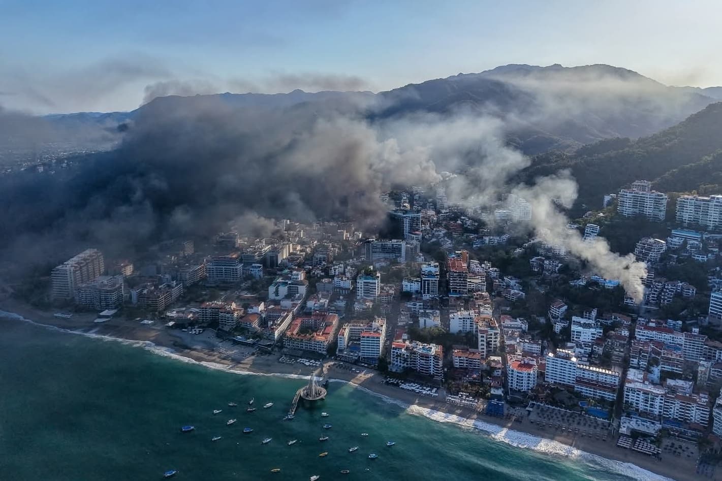 知名觀光勝地巴亞爾塔港(Puerto Vallarta)受災慘重。(翻攝自X)