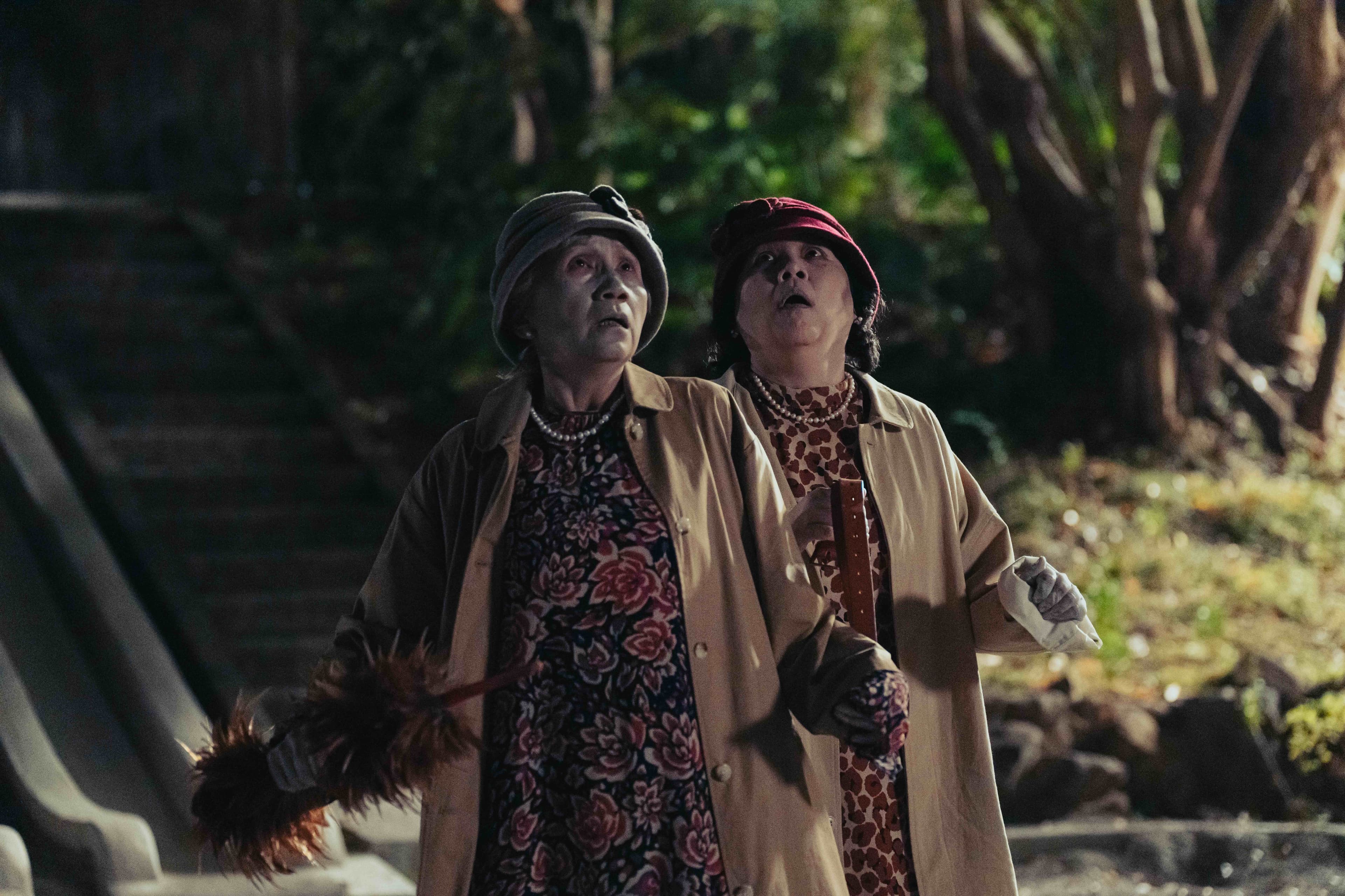 陸弈靜與王琄飾在《乩身》飾演溫暖且幽默的奶奶鬼。(Netflix提供)