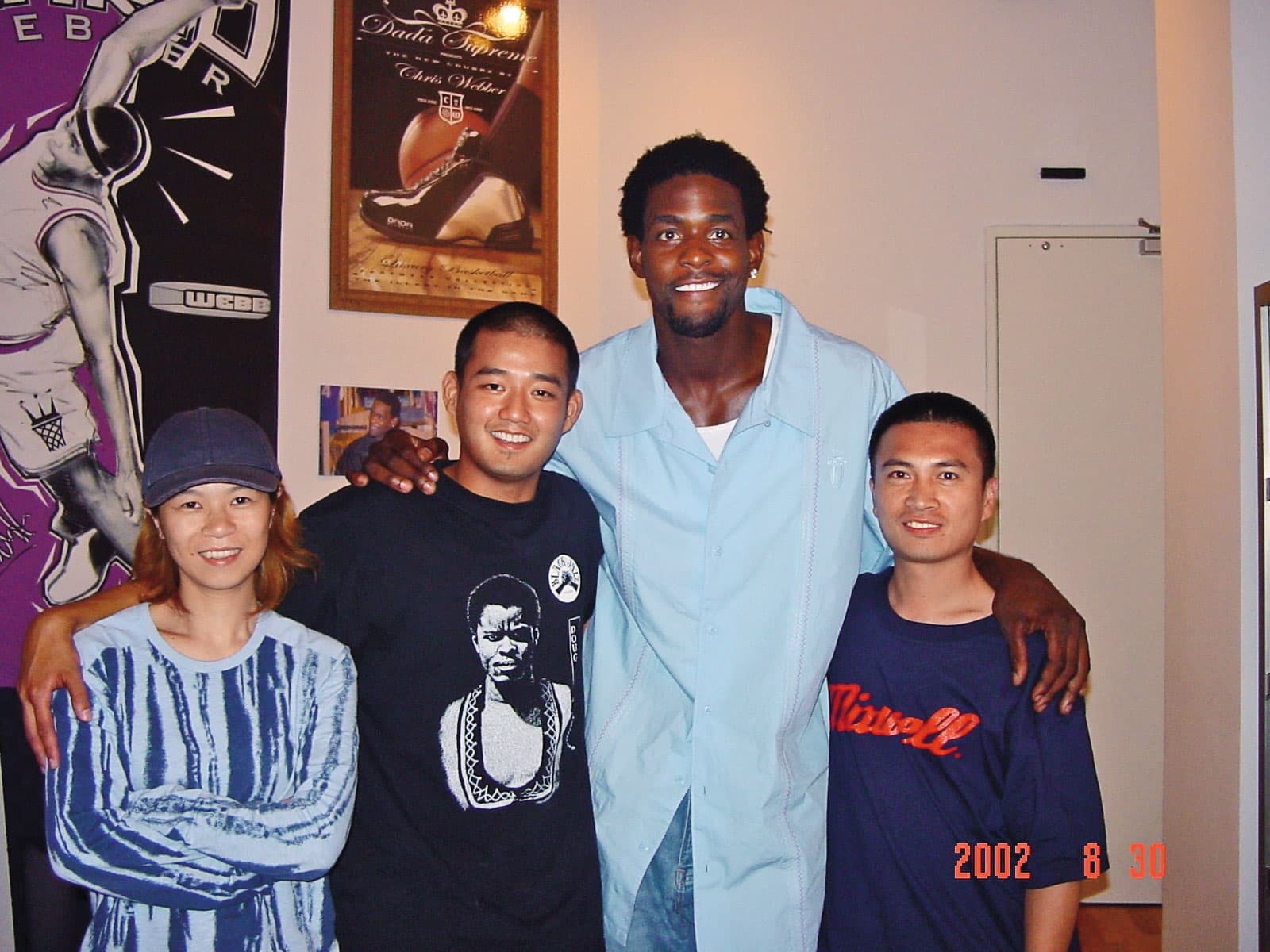 2002年郭子仲(右)已經是DADA球鞋代理商,與DADA代言人、NBA超級球星Chris Webber(右2)合影。(郭子仲提供)