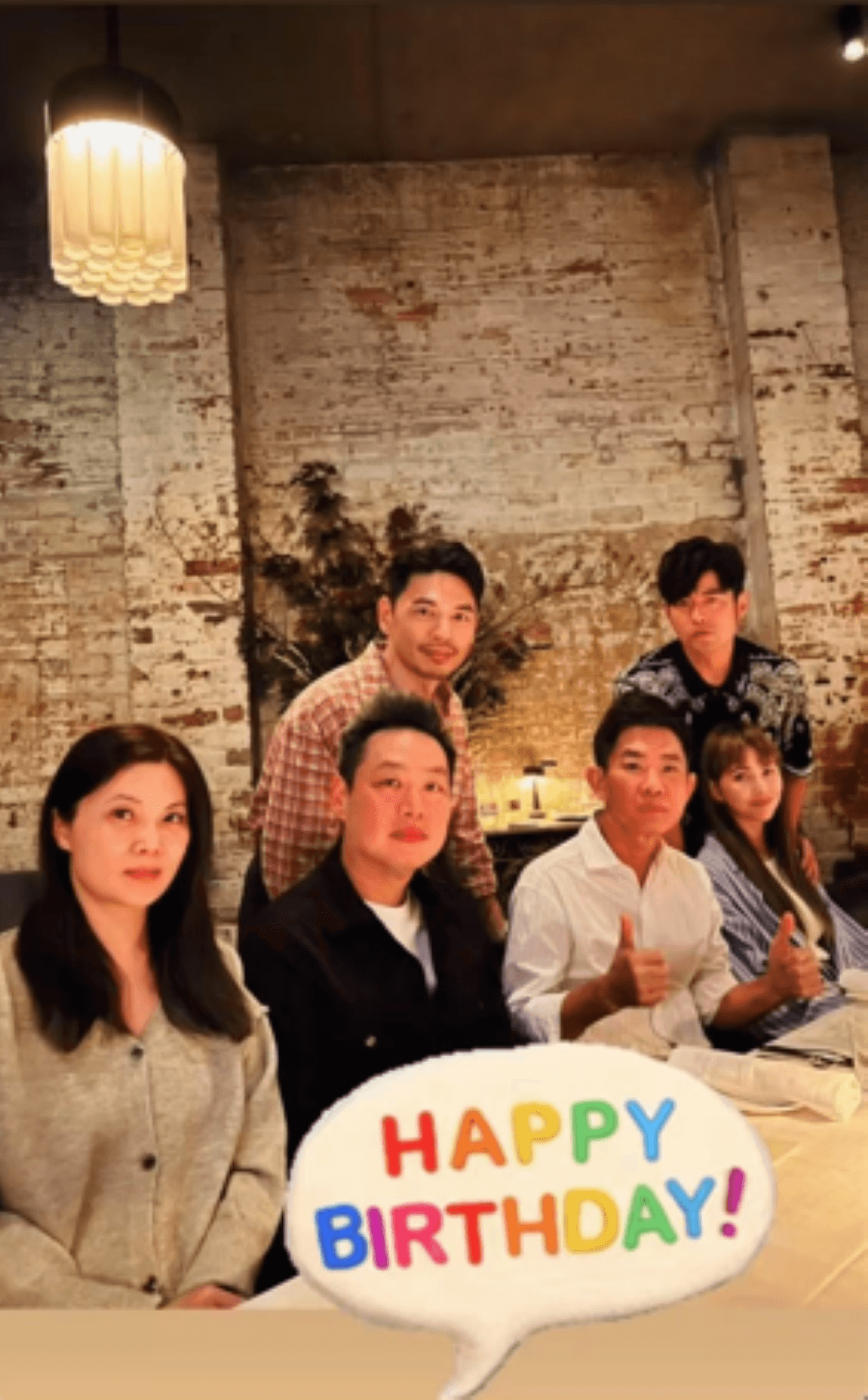 林少萍與周杰倫、昆凌夫婦交情不錯，曾與阿KEN、造型師杜國璋等一起為演藝圈好友共同慶生。（讀者提供）