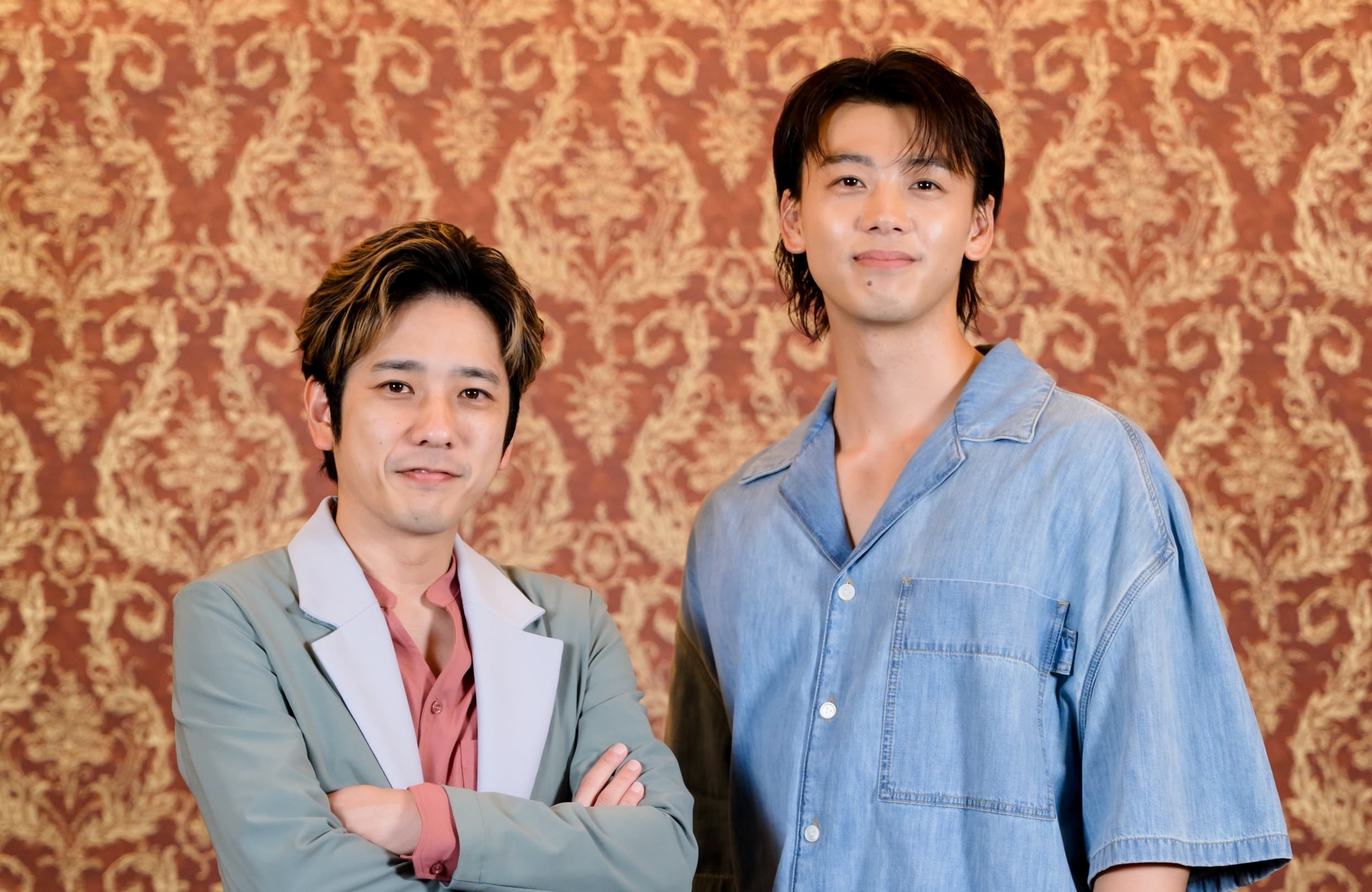 二宮和也(左)與竹內涼真交情甚篤,二宮和也會叫對方「涼真傳」,笑說已經久到忘記為什麼這麼叫他了。(大鴻藝術BIG ART提供