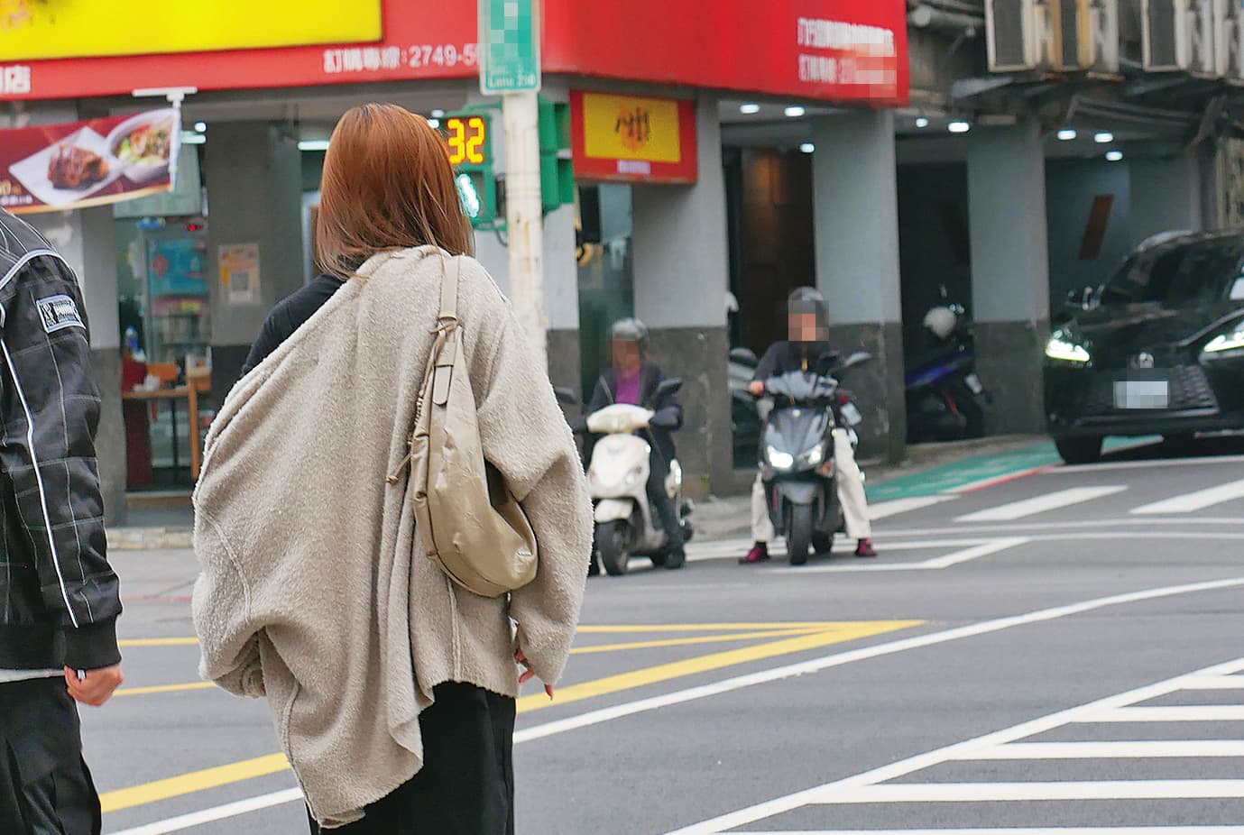 3月29日15:33，羅念低調又小心，經過曾敬驊在用餐的店也不作停留。