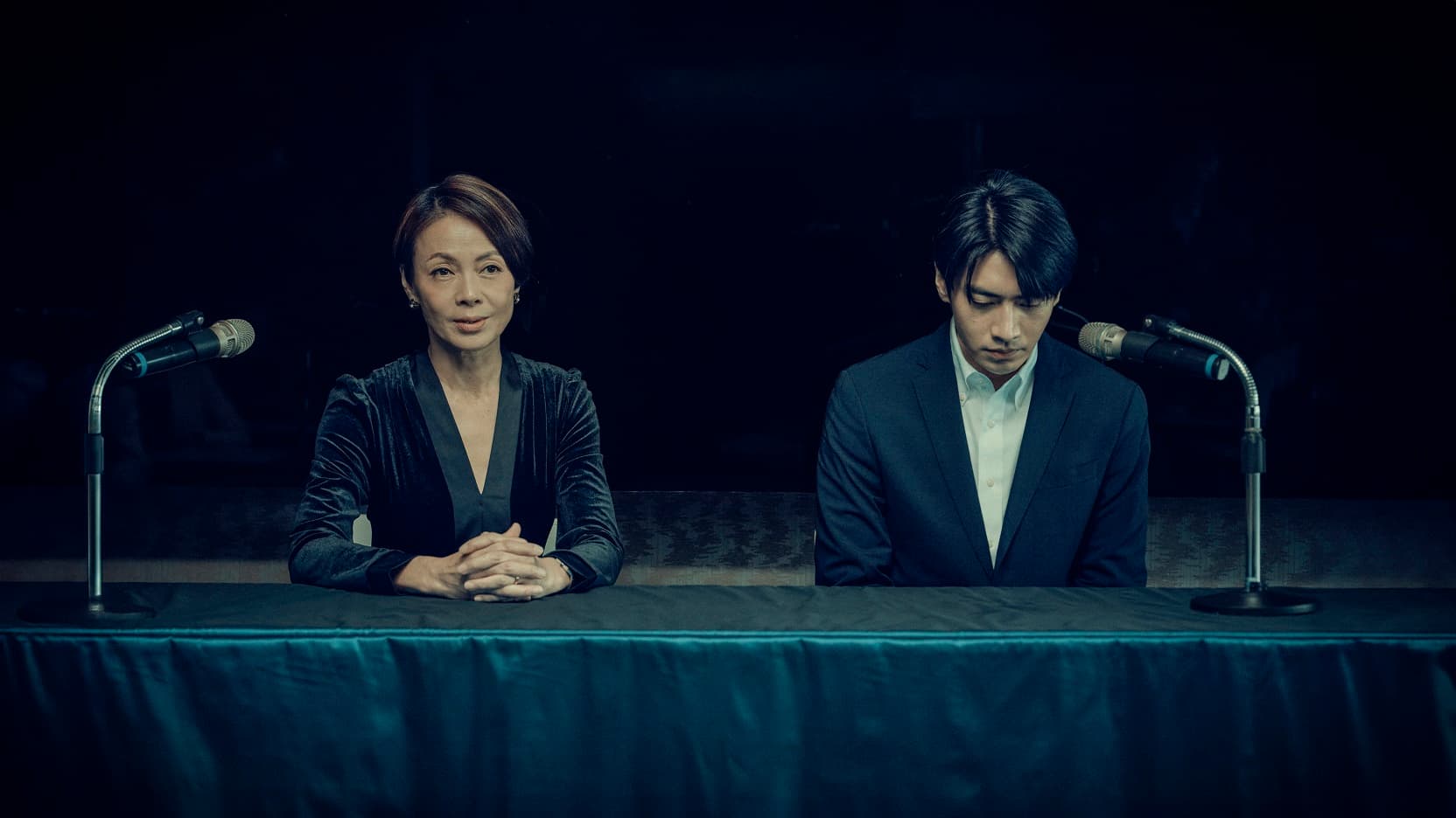柯淑勤（左）飾演的經紀人帶著宋柏緯（右）飾演的偶像藝人出席道歉記者會。（鏡文學提供）