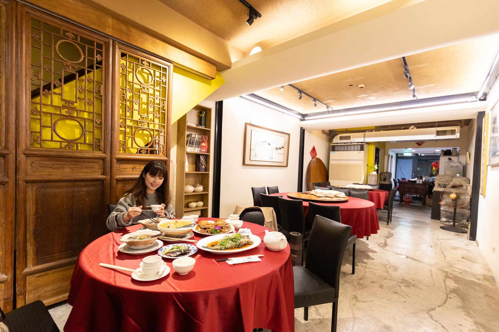 到「上享庭園餐廳」用餐是一種享受,能品嘗細膩的港式功夫菜,還能欣賞老闆的古董藝術收藏品。