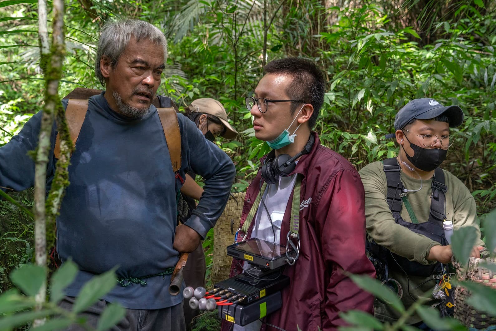 飾演獵人父親的林慶台（左起）與導演蘇弘恩在拍片現場討論。（牽猴子提供）