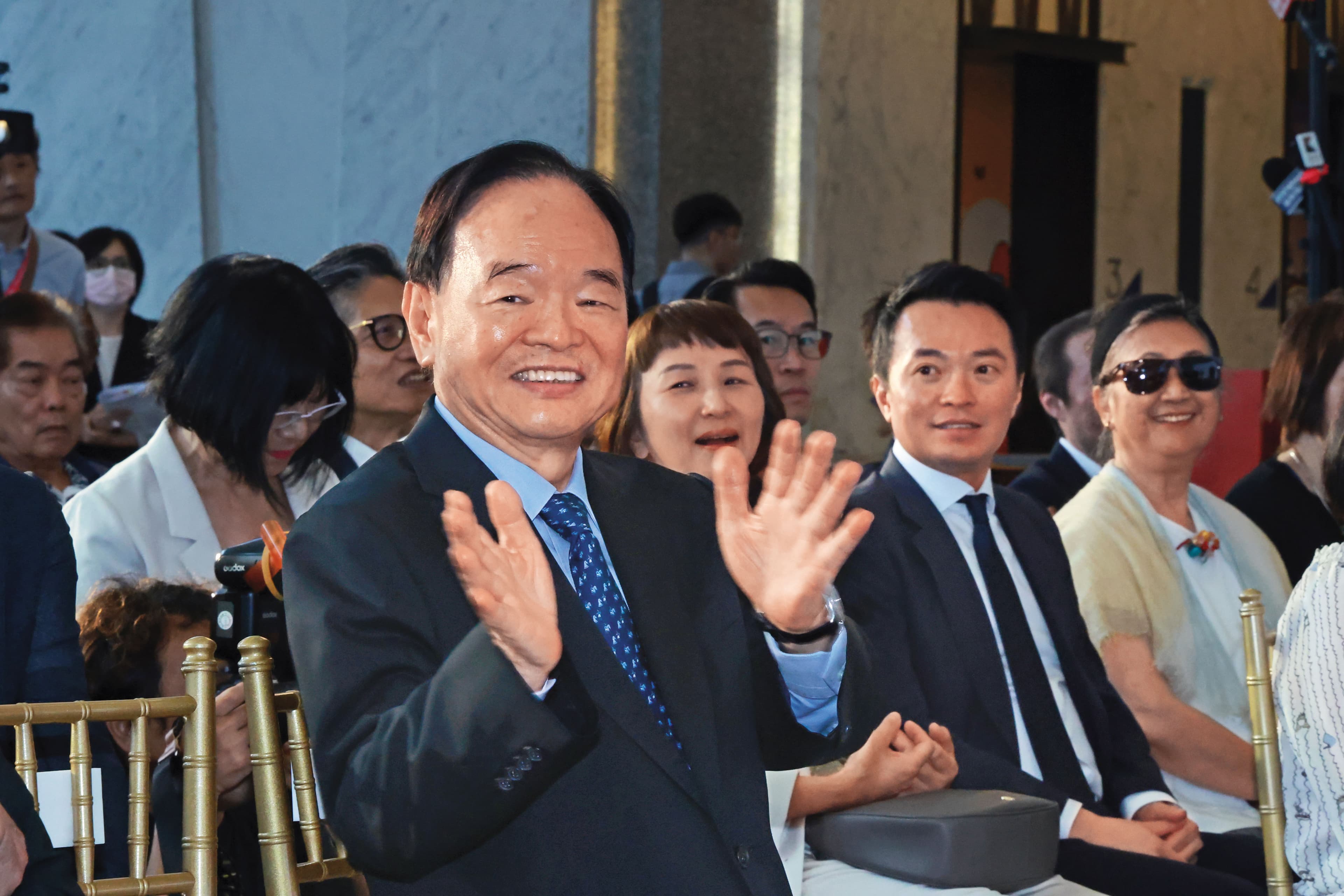 長子林弘斌從收銀、搬貨做起,如今主導數位布局;圖為父子一起出席宜蘭傳藝10周年慶活動。