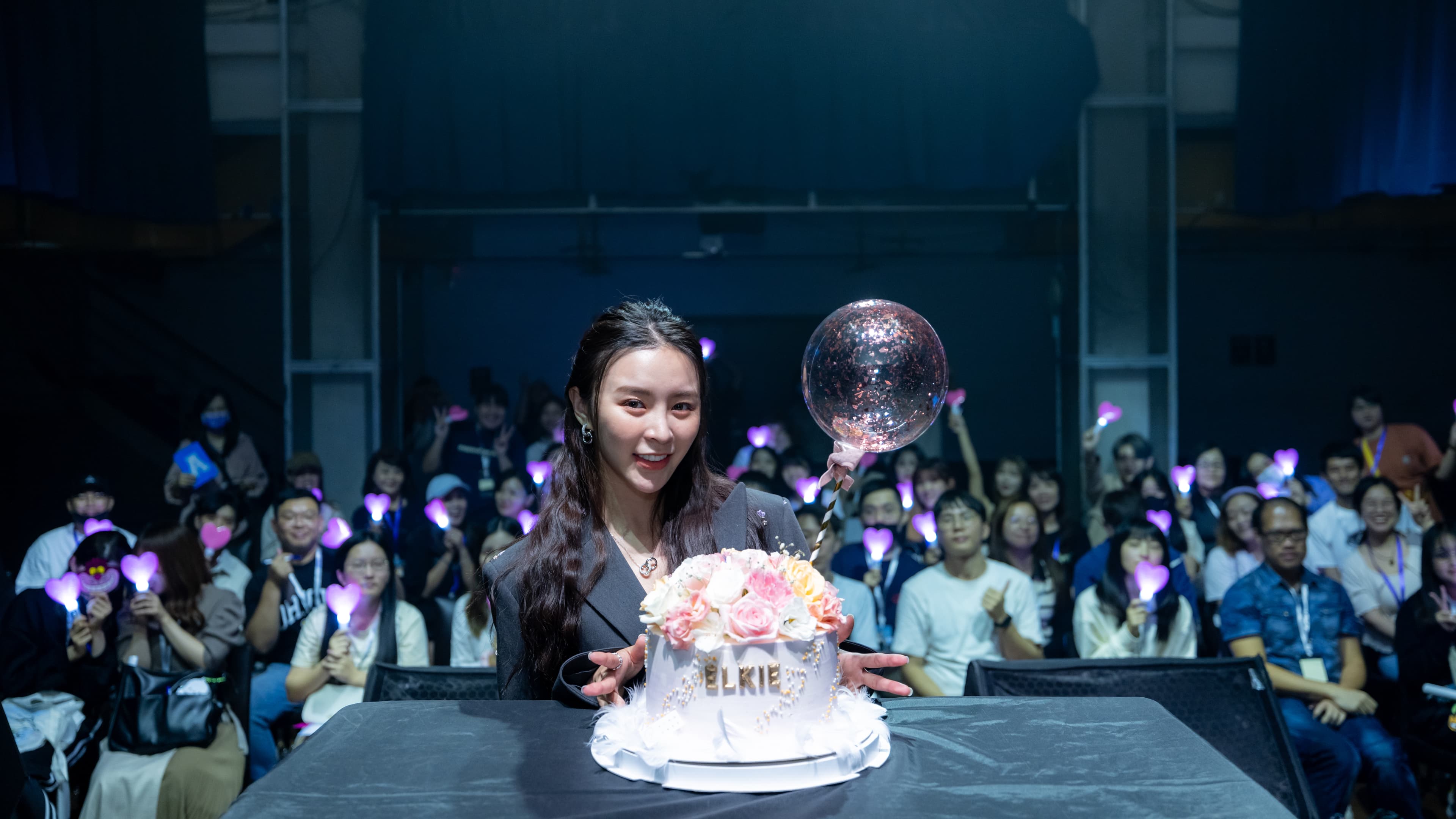 ELKIE莊錠欣25歲生日見面會與粉絲大合照。(KEYMAXii 提供)
