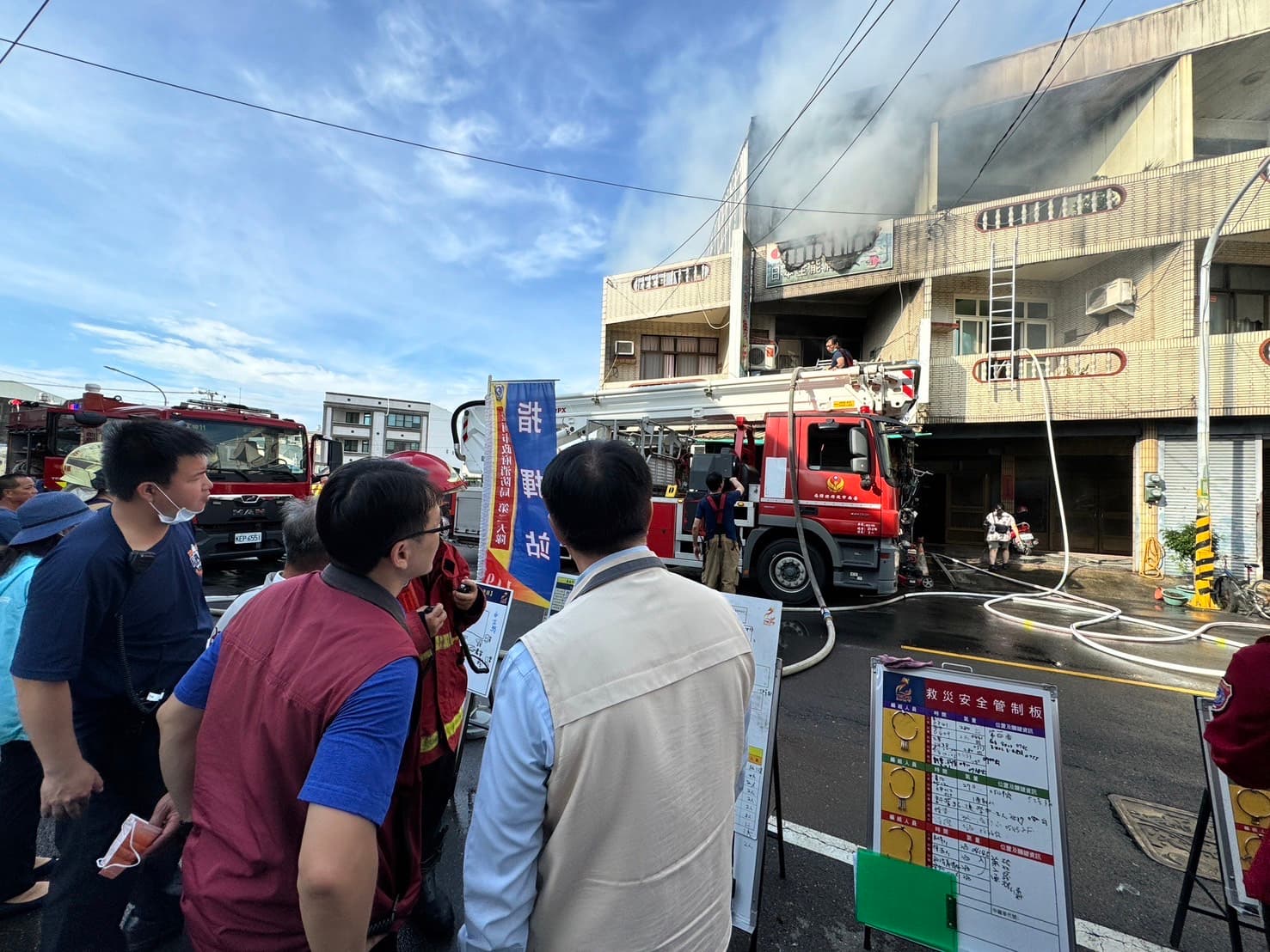 台南六甲民宅大火5死,黃偉哲趕赴現場。(南市府提供)