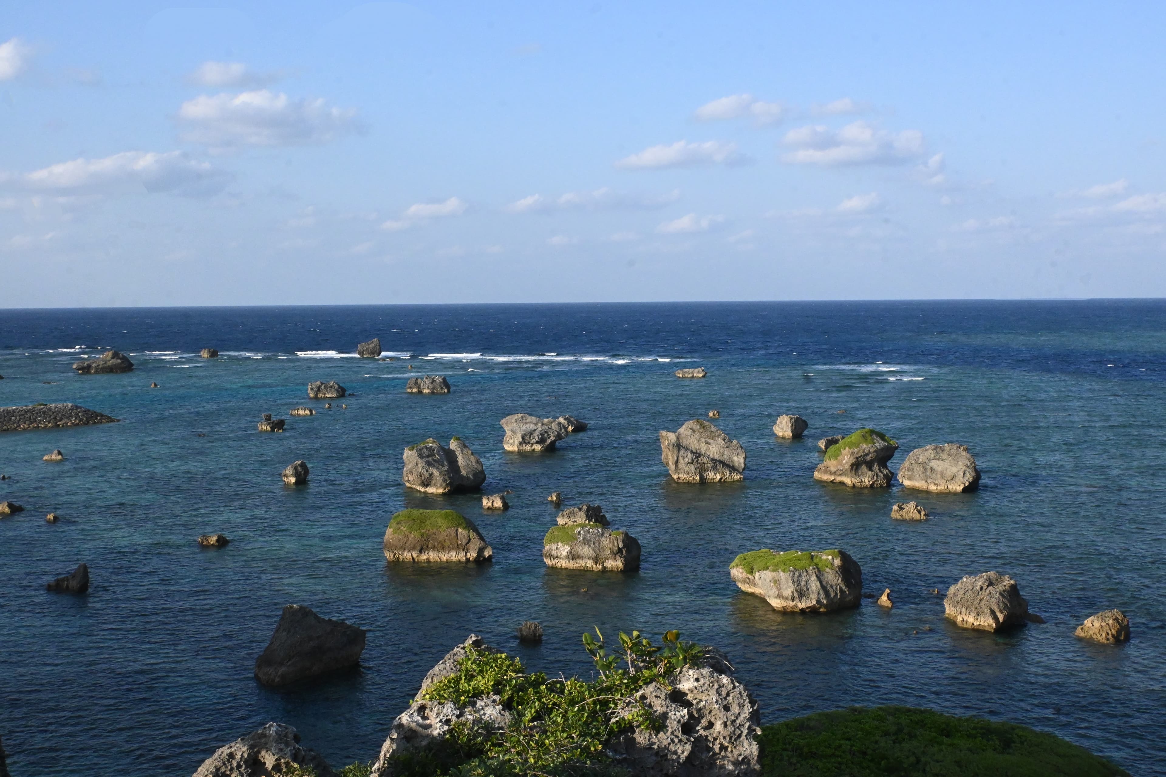 位於東平安名岬海岸的海嘯石遺跡,岸上也有一處海嘯巨石。