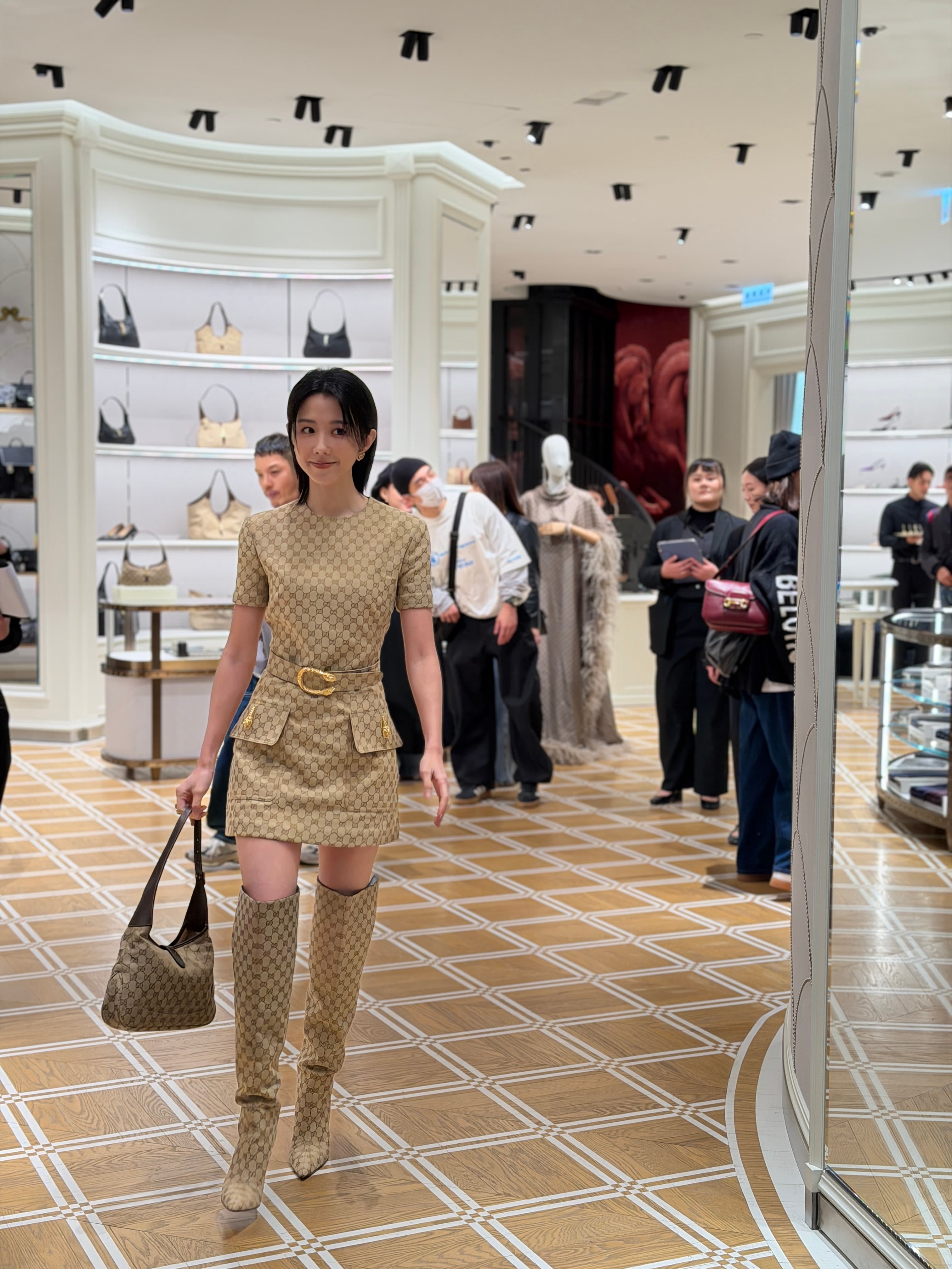 邵雨薇身上的GG Monogram洋裝NT$152,700、Jackie Slim手提包NT$68,500、GG大耳環NT$27,000、Dionysus虎頭戒指NT$35,700。