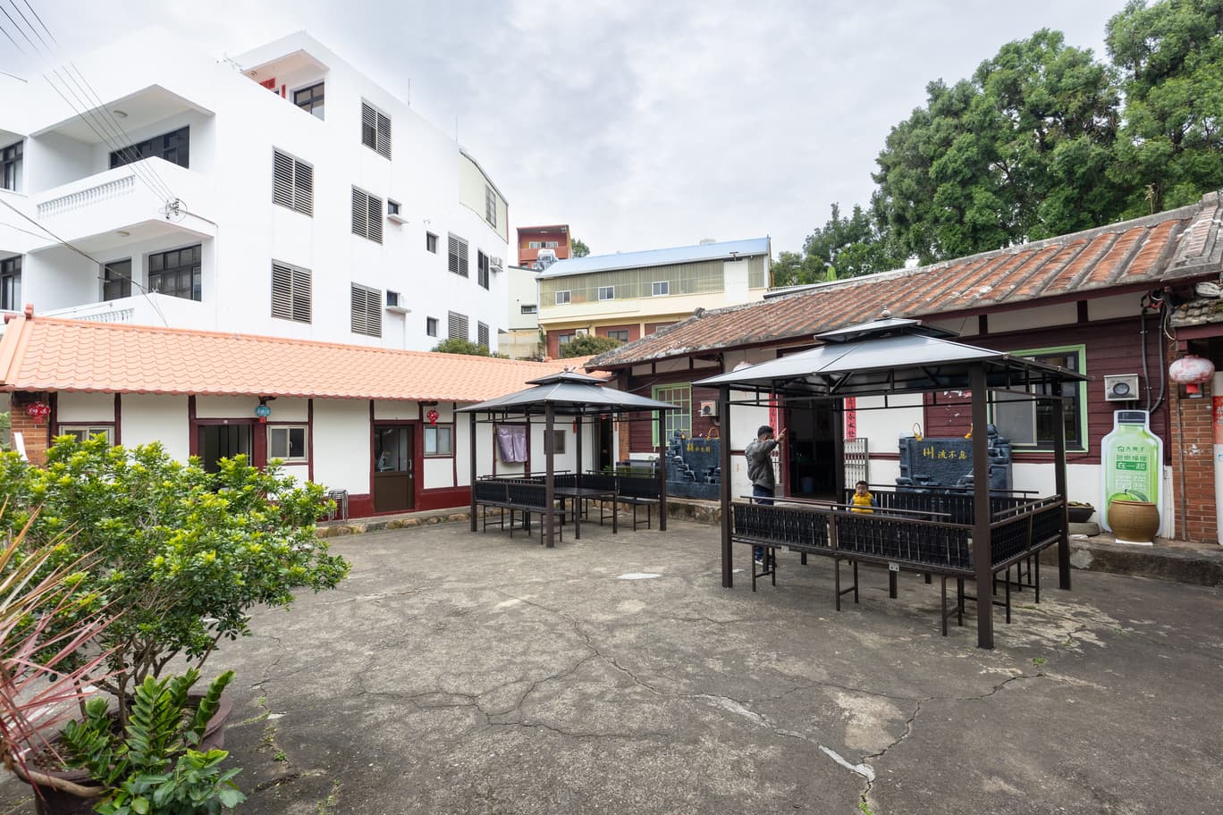 前埕亦有座位區,可在戶外欣賞老建築,一邊用餐。