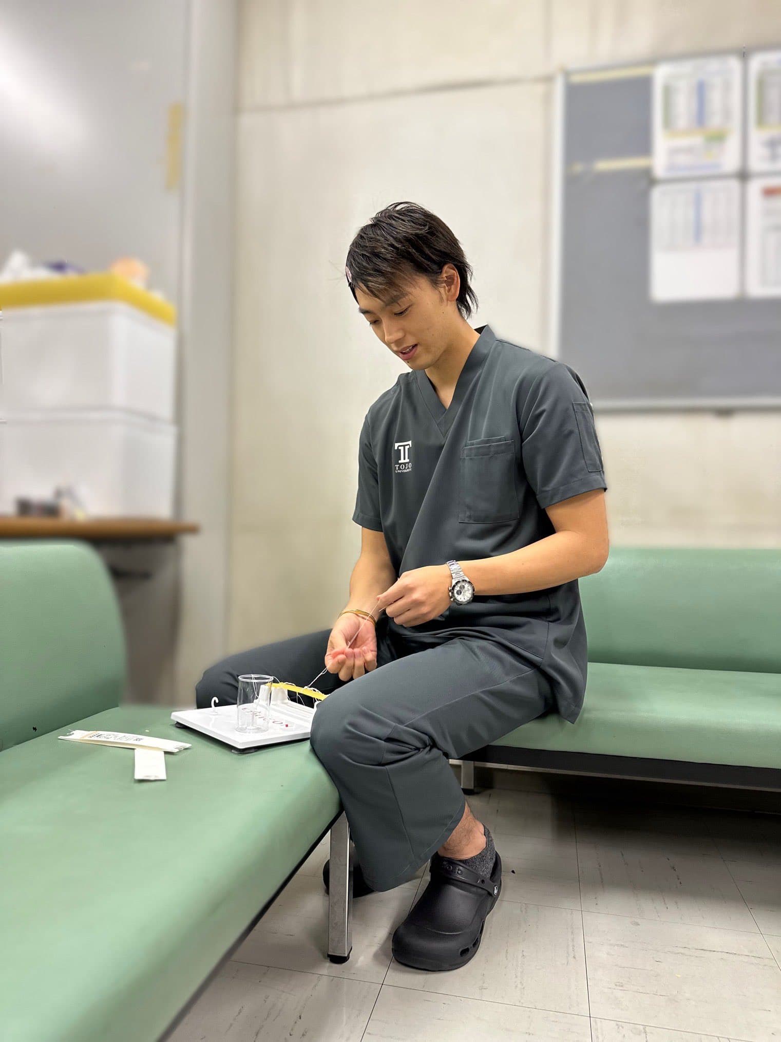 竹內涼真把這個綁線練習組帶回家練習,最近被提醒歸還覺得捨不得。(翻攝《黑色止血鉗》官方X)