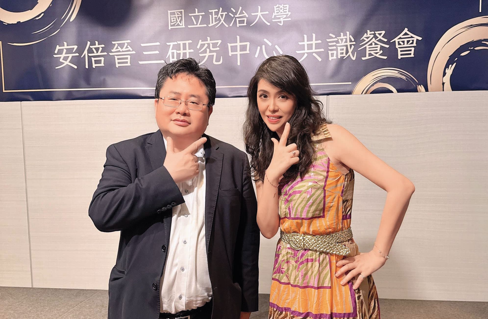 廖雨詩(右)與支持台派的名人矢板明夫(左)合照,積極經營關係。(翻攝廖雨詩臉書)