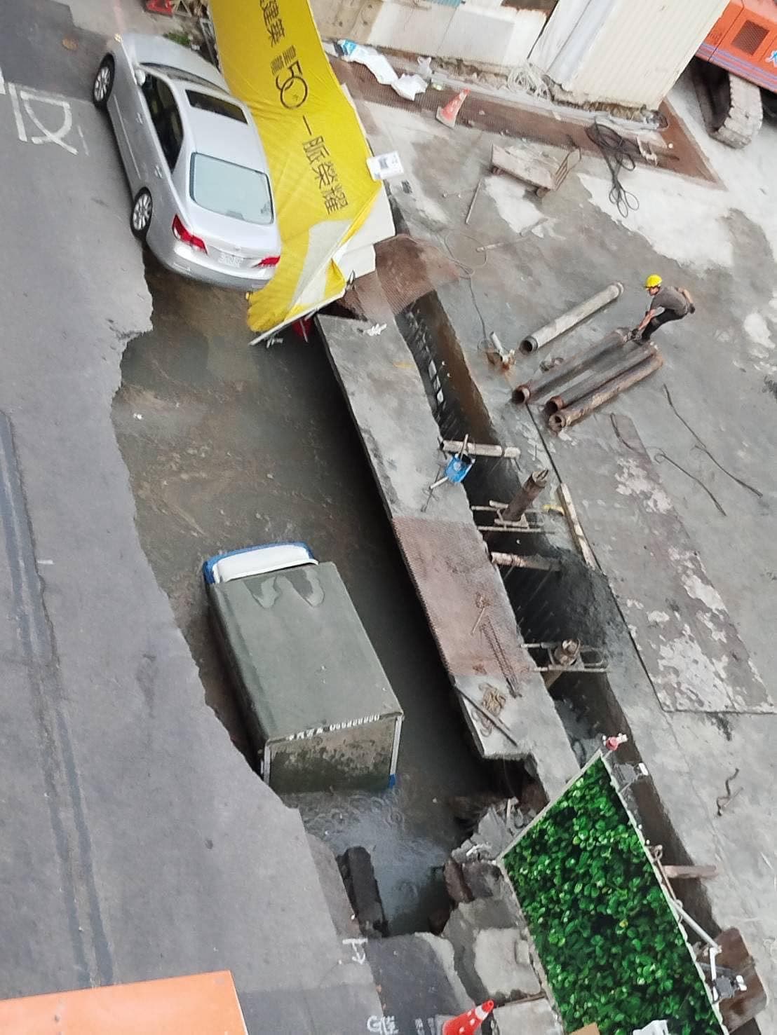 台南工地施工致道路掏空,吊車移動掉落車輛時,再度發生地基坍塌,導致吊車翻覆。(翻攝畫面)