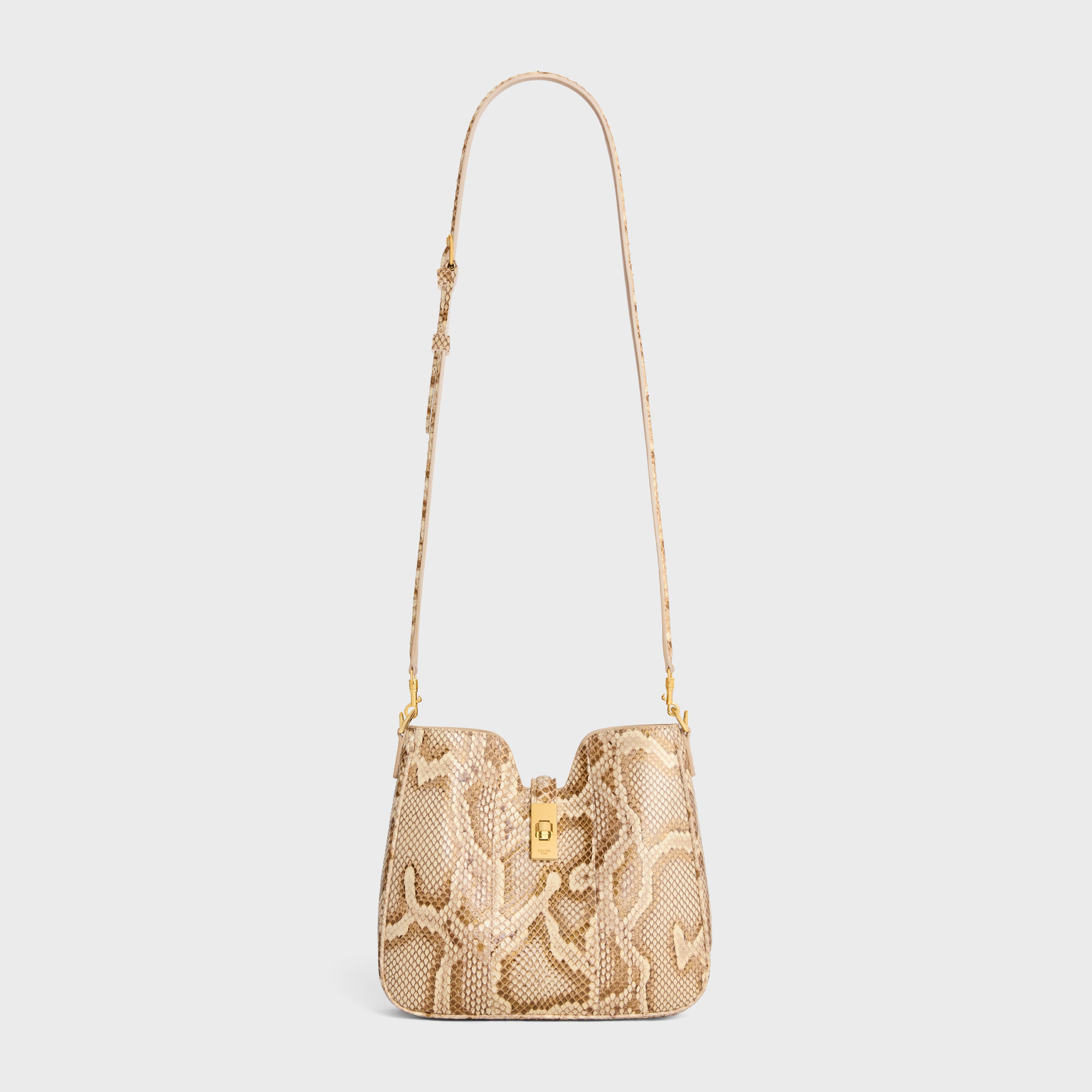 CAMILLE 16 SOFT蛇皮革小型手袋。NT$150,000（CELINE BY HEDI SLIMANE提供）