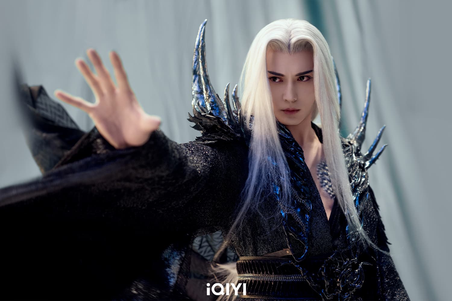 徐正溪在任嘉倫主演新戲《烈焰》飾演戰功力強大的「黑瓏」。(iQIYI提供)