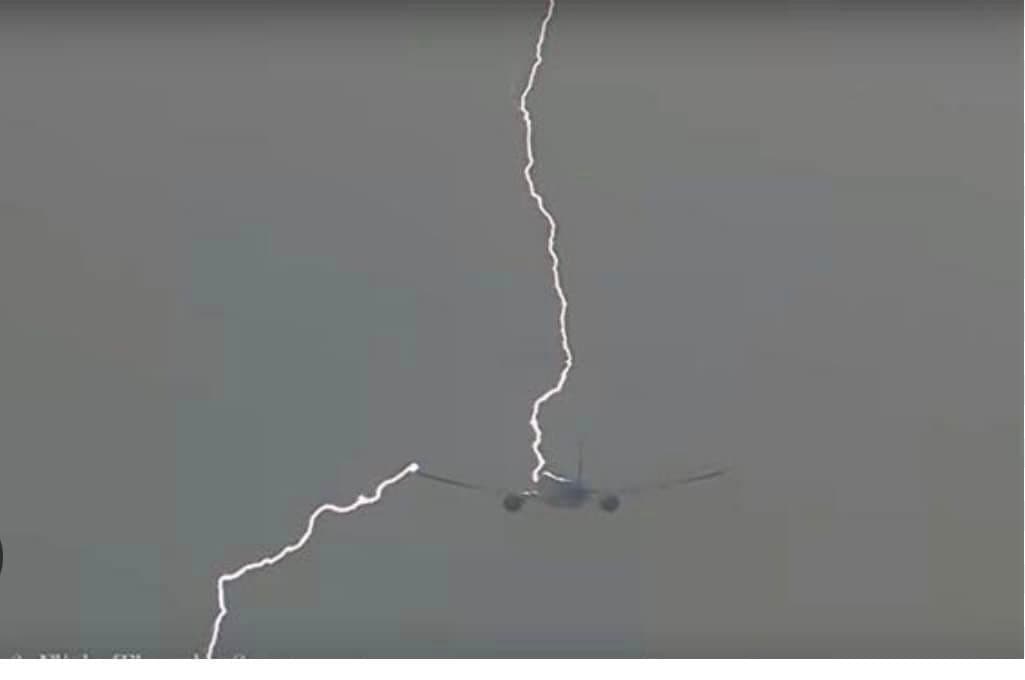 謝長廷搭機途中遇到雷擊,畫面非常驚險。(翻攝自臉書)