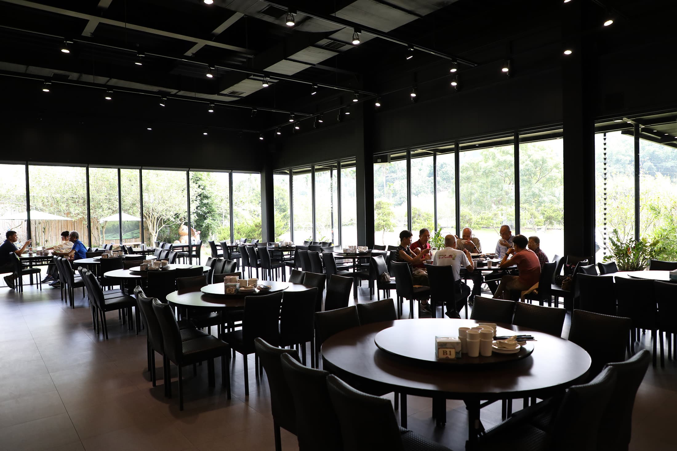 「饗富餐廳」鄰近紫南宮,環境明亮、寬敞舒適,戶外還有綠意盎然的庭院造景。