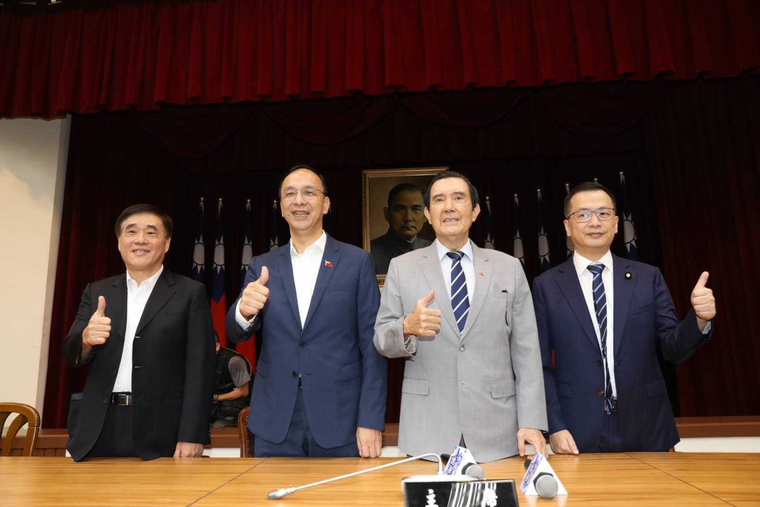 郝龍斌(左起)、朱立倫與馬英九都出席羅智強舉辦的「新國會智庫」成立茶會。